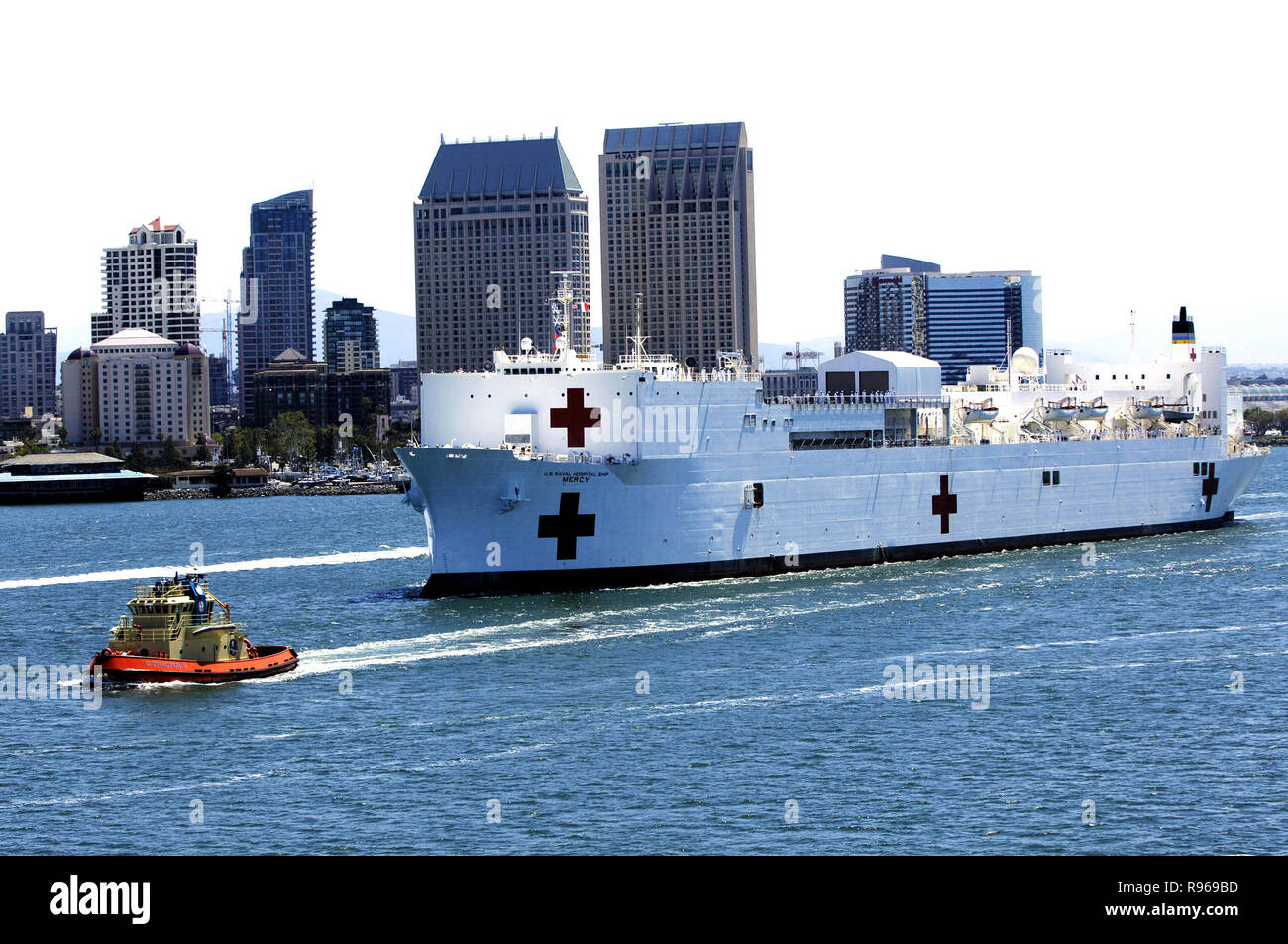 Military Sealift Command Lazarettschiff USNS Mercy (T-AH 19) gleitet vorbei an Innenstadt von San Diego, Calif.DoD Foto von Petty Officer 1st Class Richard J. Brunson, US Navy. Stockfoto