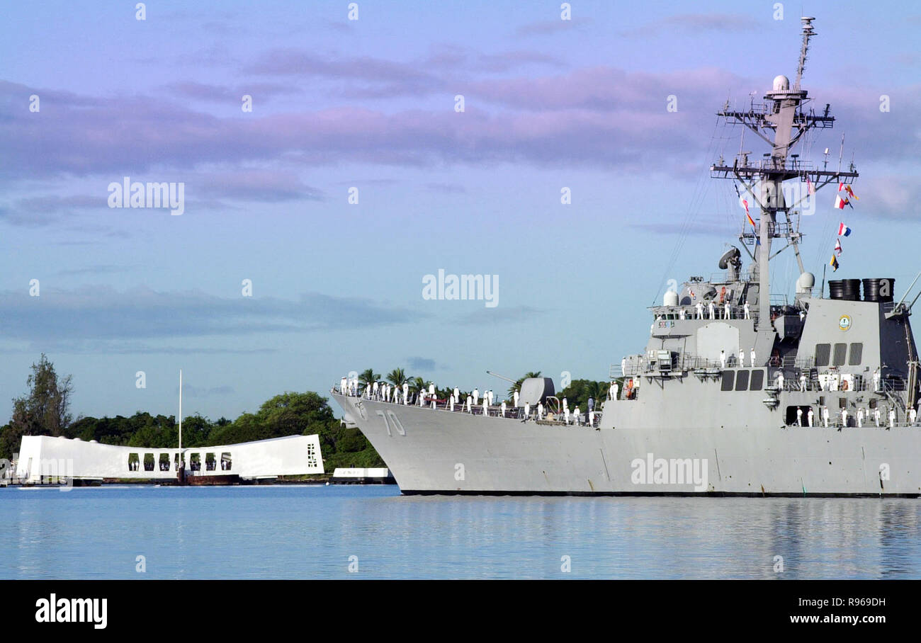 Matrosen Mann die Schiene von der USS Hopper (DDG-70), weil es durch die USS Arizona Memorial in Pearl Harbor, Hawaii Paraden. DoD-Foto von Staff Sgt. Paul Holcomb, US Air Force Stockfoto