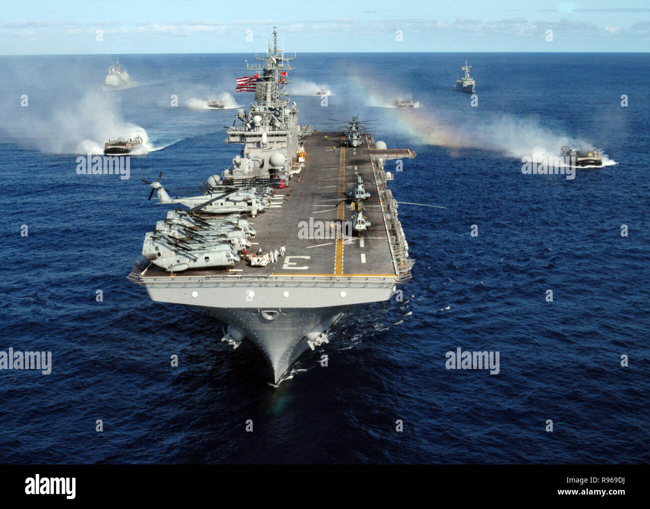 Die USS Kearsarge Expeditionary Strike Group und Landungsboote Luftpolster befestigt Assault Craft Einheit 4 im Atlantischen Ozean. DoD-Foto von Airman Finley Williams, US Navy. Stockfoto