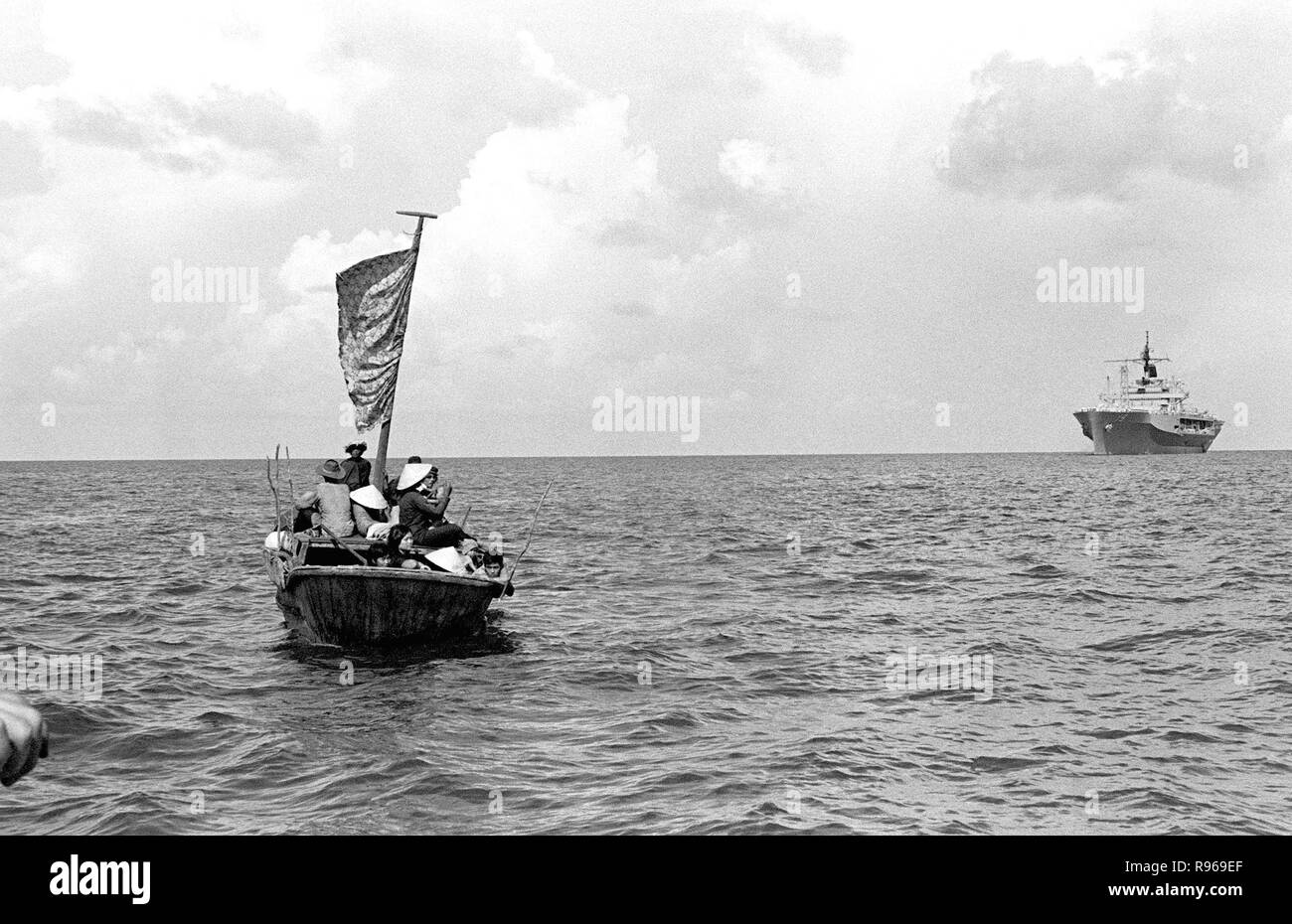 Ein 35-Fuß-Boot nähert sich dem Amphibischen Kommando Schiff USS BLUE RIDGE (LCC 19). Die Blue Ridge gerettet 35 refugeees 350 Meilen nordöstlich von Cam Ranh Bay, Vietnam, nach hatten Sie verbringen 8 Tage auf See im Boot. Stockfoto