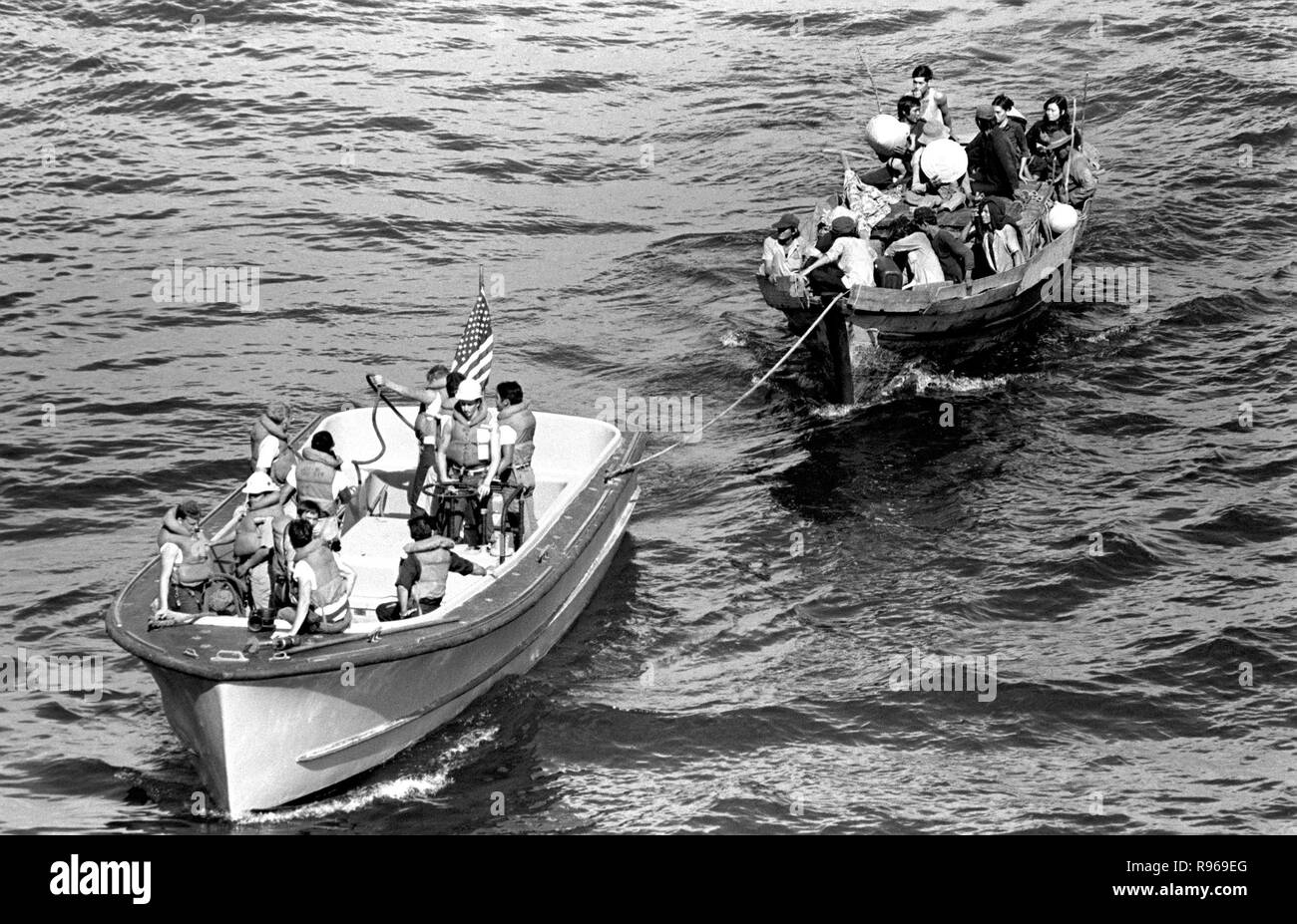 Ein Leben, das Boot von der USS BLUE RIDGE schleppt (LCC 19) ein vietnamesisches Fischerboot zu den amphibischen Kommando Schiff. 35 vietnamesische refugeees wurden gerettet 350 Meilen nördlich von Cam Ranh Bay, Vietnam, nachdem wir vorher acht Tage auf See. Stockfoto