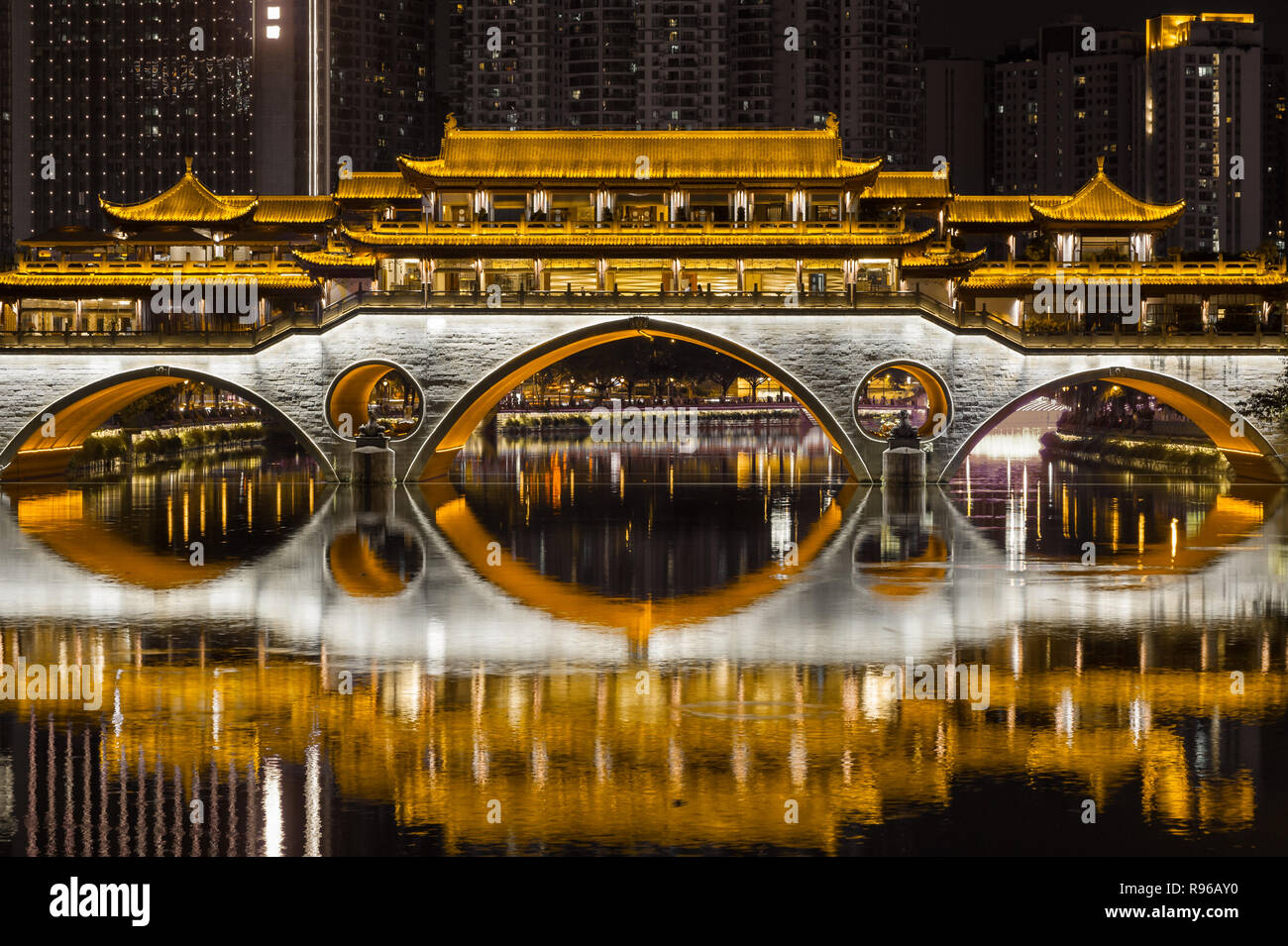 Chengdu Anshun Bridge bei Nacht im JinJiang Fluss dunkel und Gold Farben in der Provinz Sichuan, China widerspiegelt Stockfoto