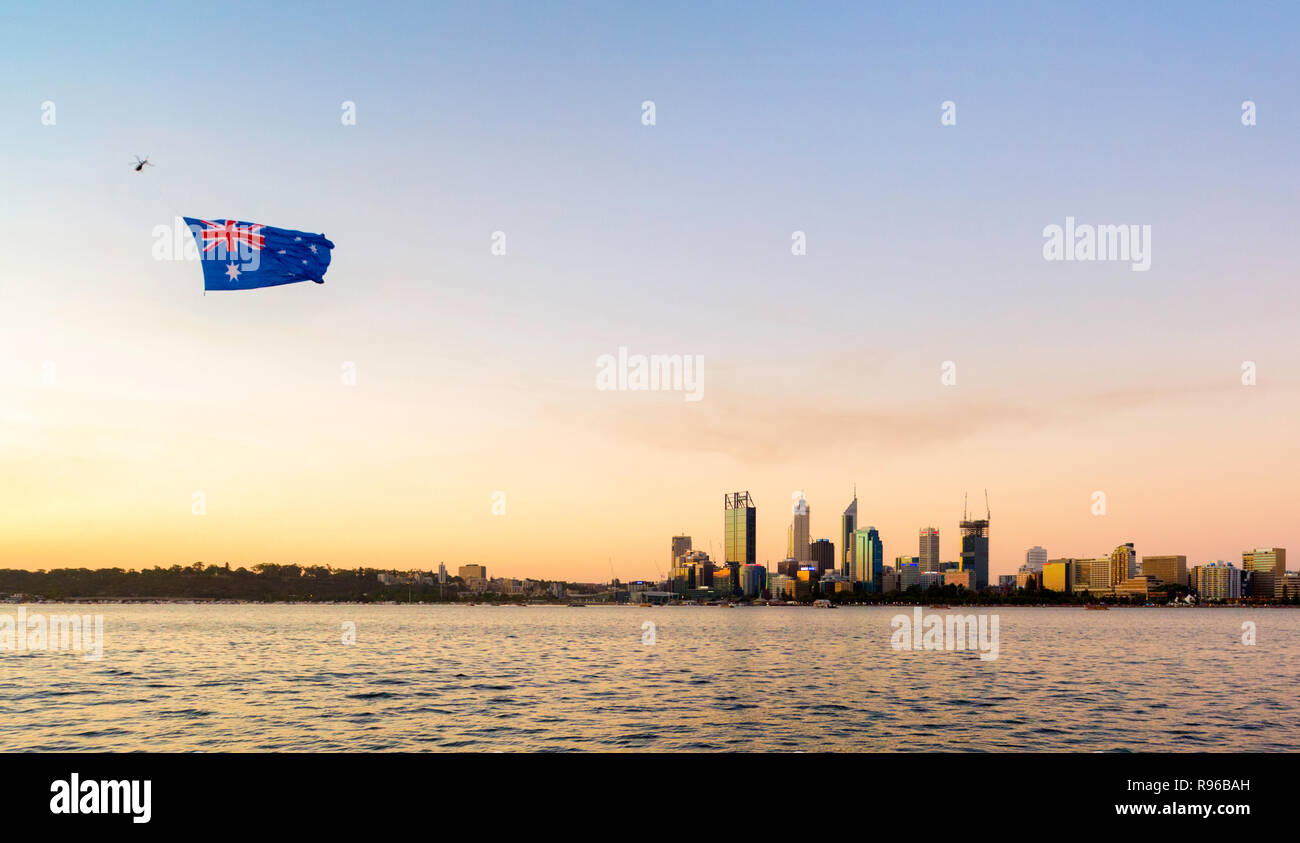 Eine große Australische Flagge von einem Hubschrauber über der Stadt Perth in Australien Tag gezogen Stockfoto
