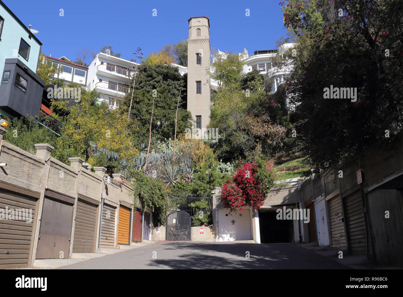 Los Angeles, CA/USA, 19.12.2018: Hohe Turm Aufzug, erbaut um 1920 im Hollywood Höhen Nachbarschaft von L.A., liegt auf einem sonnigen Tag angezeigt. Stockfoto