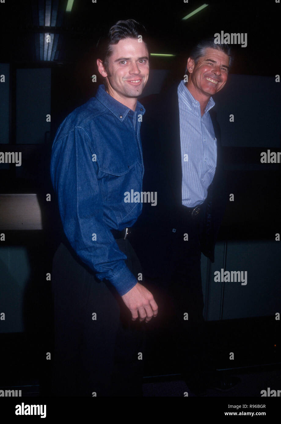 WEST Hollywood, CA - 11. Mai: Schauspieler C Thomas Howell und Vater Chris Howell die Premiere von "American Heart' am 11. Mai 1993 in den Mittelpunkt grüne Theater in West Hollywood, Kalifornien teilnehmen. Foto von Barry King/Alamy Stock Foto Stockfoto