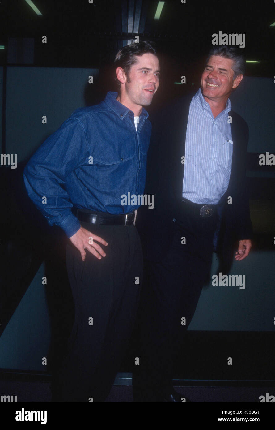 WEST Hollywood, CA - 11. Mai: Schauspieler C Thomas Howell und Vater Chris Howell die Premiere von "American Heart' am 11. Mai 1993 in den Mittelpunkt grüne Theater in West Hollywood, Kalifornien teilnehmen. Foto von Barry King/Alamy Stock Foto Stockfoto