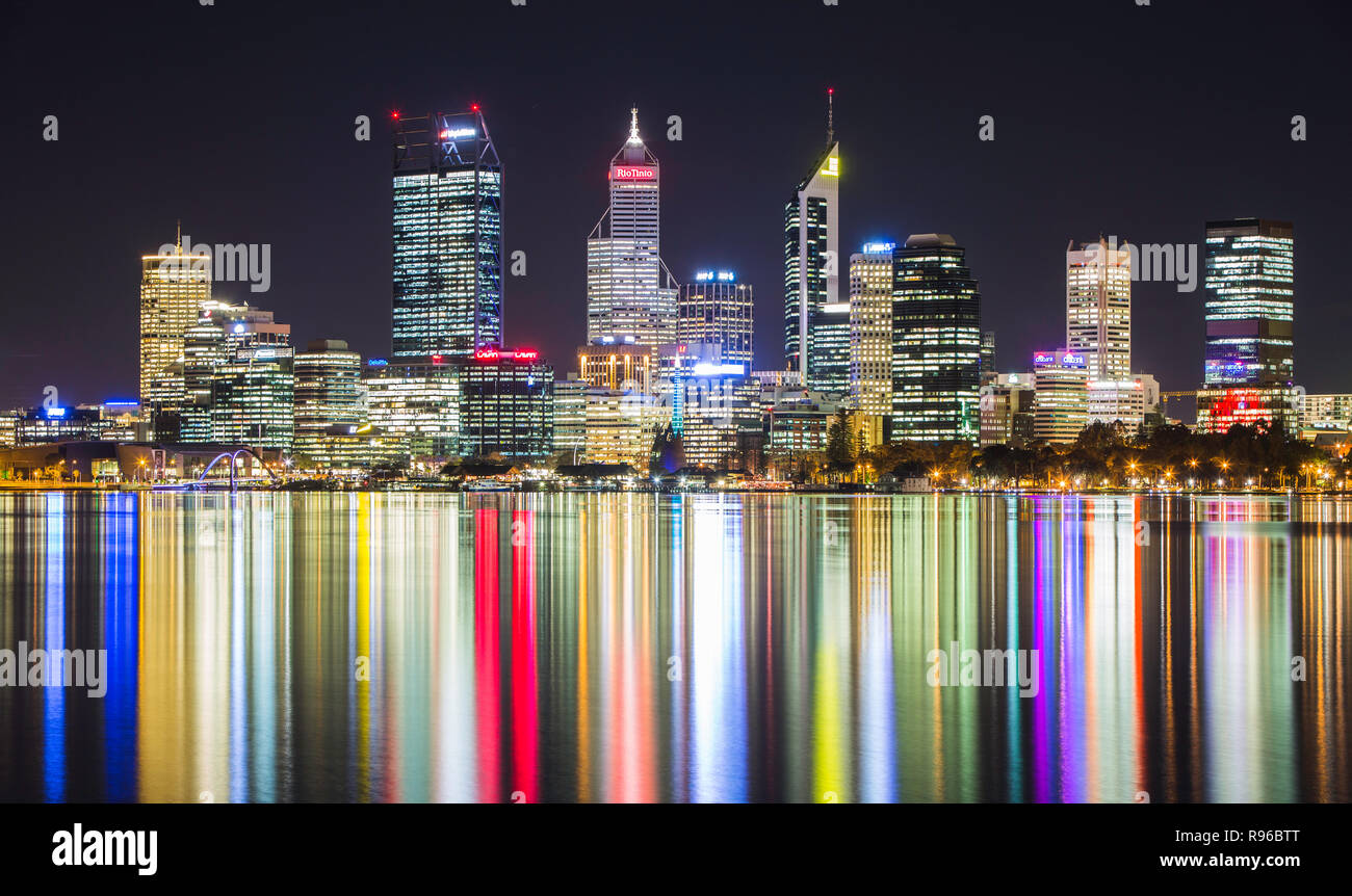 Perth City bei Nacht die Lichter der Stadt in den Swan River widerspiegelt. Perth, Australien Stockfoto
