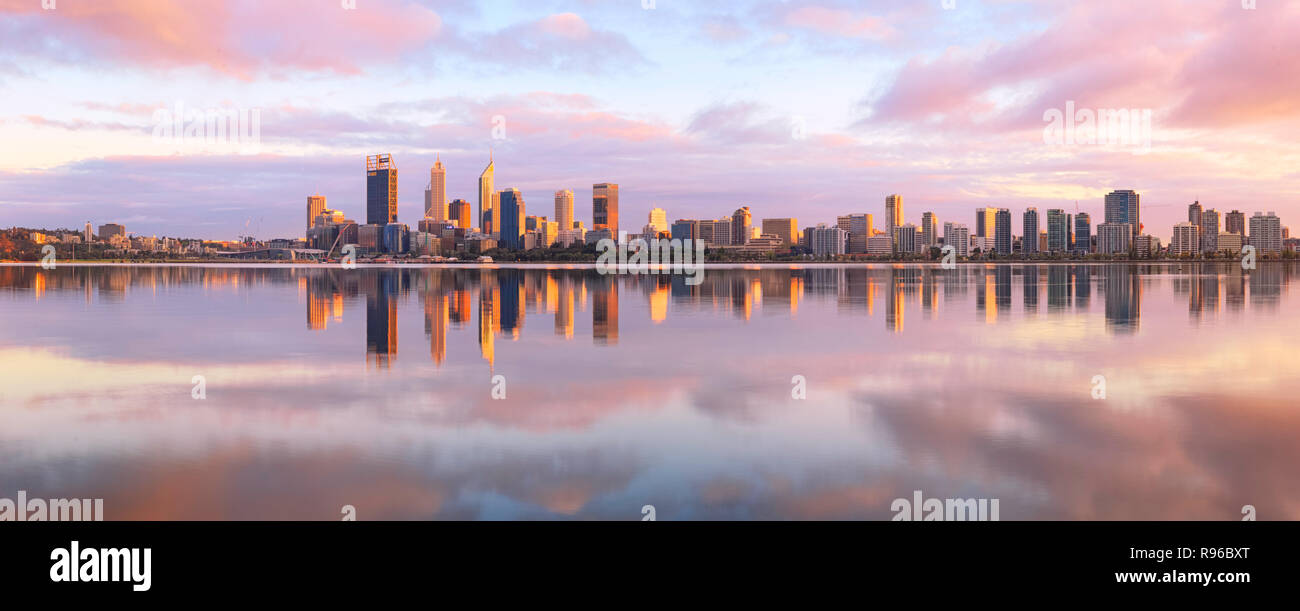 Perth, Western Australia. Perth Skyline der Stadt in den Swan River bei Sonnenaufgang reflektiert. Stockfoto