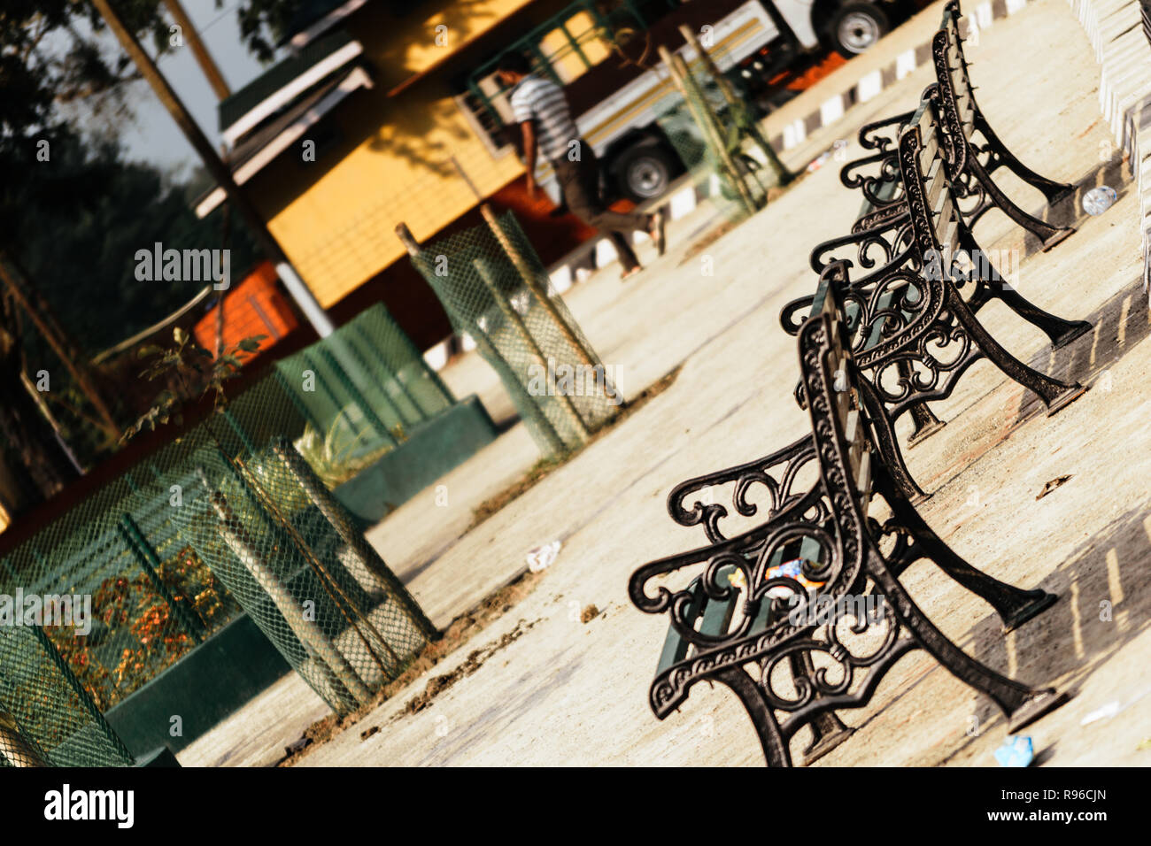 Stuhl In Den Garten Entspannende Komfortabel Klassisches Design Metall Lounge Sessel Bei Verkehrskontrollen Stuhle Auf Der Einen Seite Einer Aufgedeckt Burgersteig In Einem Nationalen Gard Stockfotografie Alamy