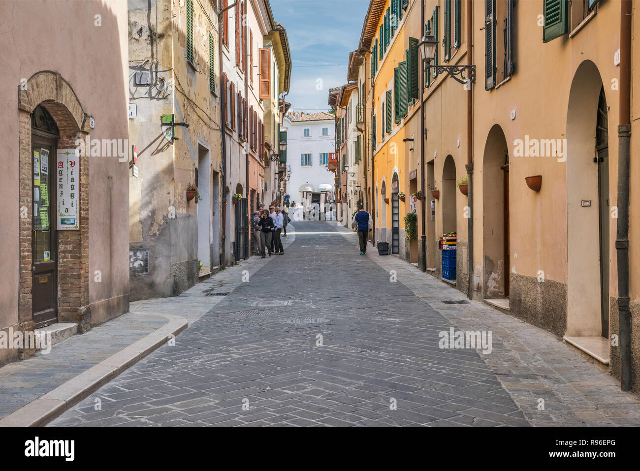 Via Roma im historischen Zentrum von San Gemini, Umbrien, Italien Stockfoto
