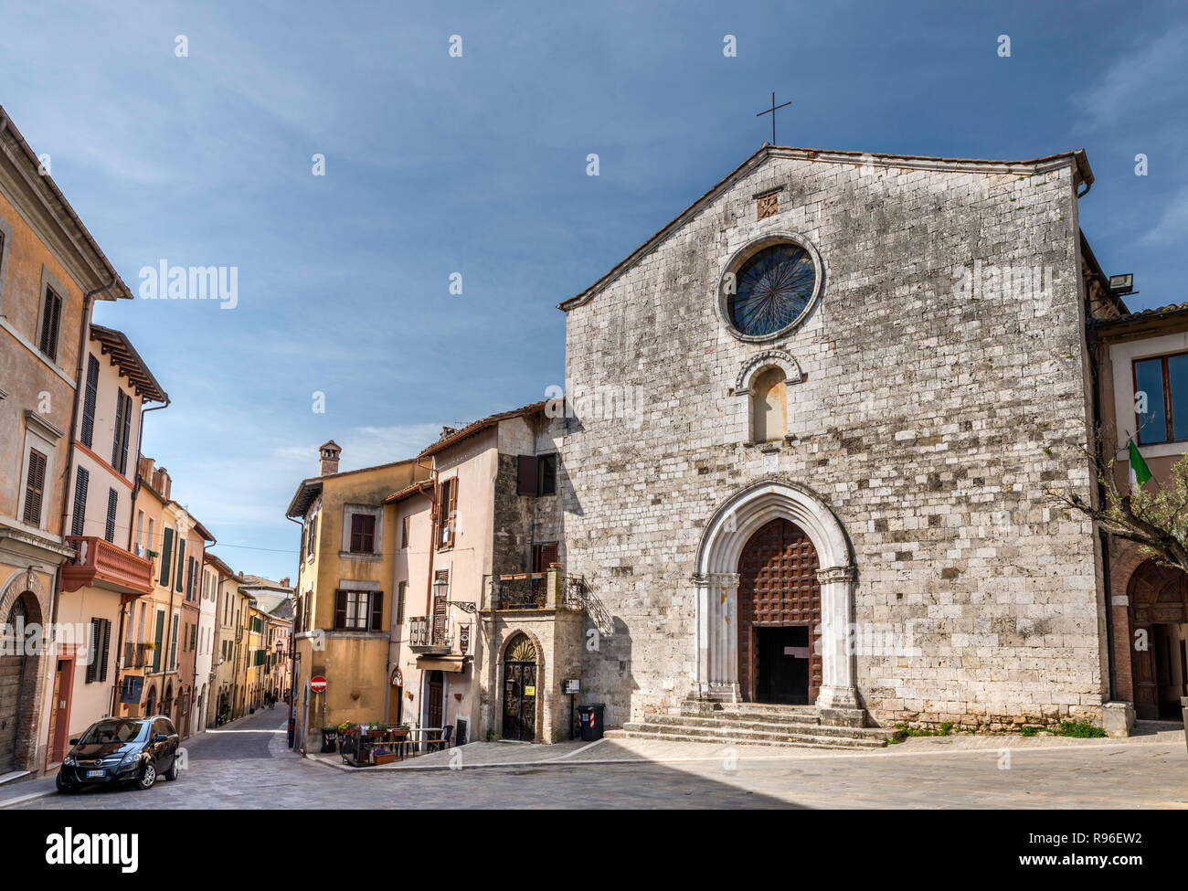 San Francesco Kirche, 13. Jahrhundert, an der Piazza San Francesco, der Via Roma, auf der linken, historischen Zentrum von San Gemini, Umbrien, Italien Stockfoto