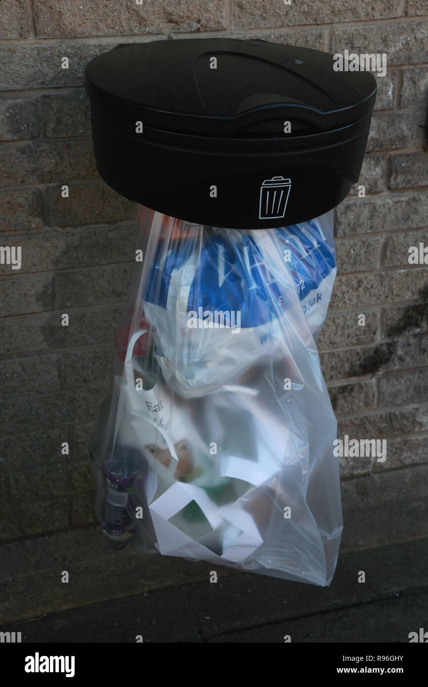 Müll in einem Plastikbeutel auf einer Plattform an Oxenholme station Stockfoto