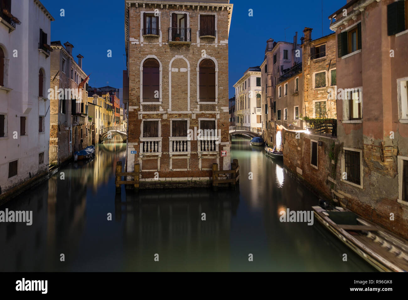 Alte Gebäude zwischen schmalen Kanäle, Venedig, Italien Stockfoto