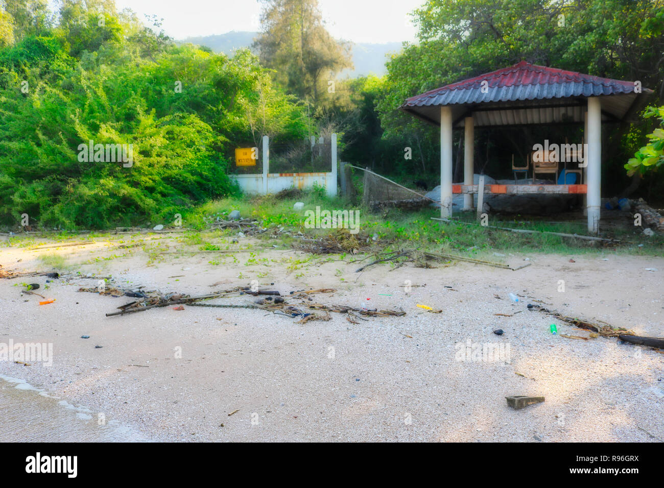 Diese schockierende Foto zeigt die völlig Kunststoff übersät Strand von Hua Hin in Thailand. Diese sind die ursprünglichen Stränden von Thailand Land der Müll Stockfoto
