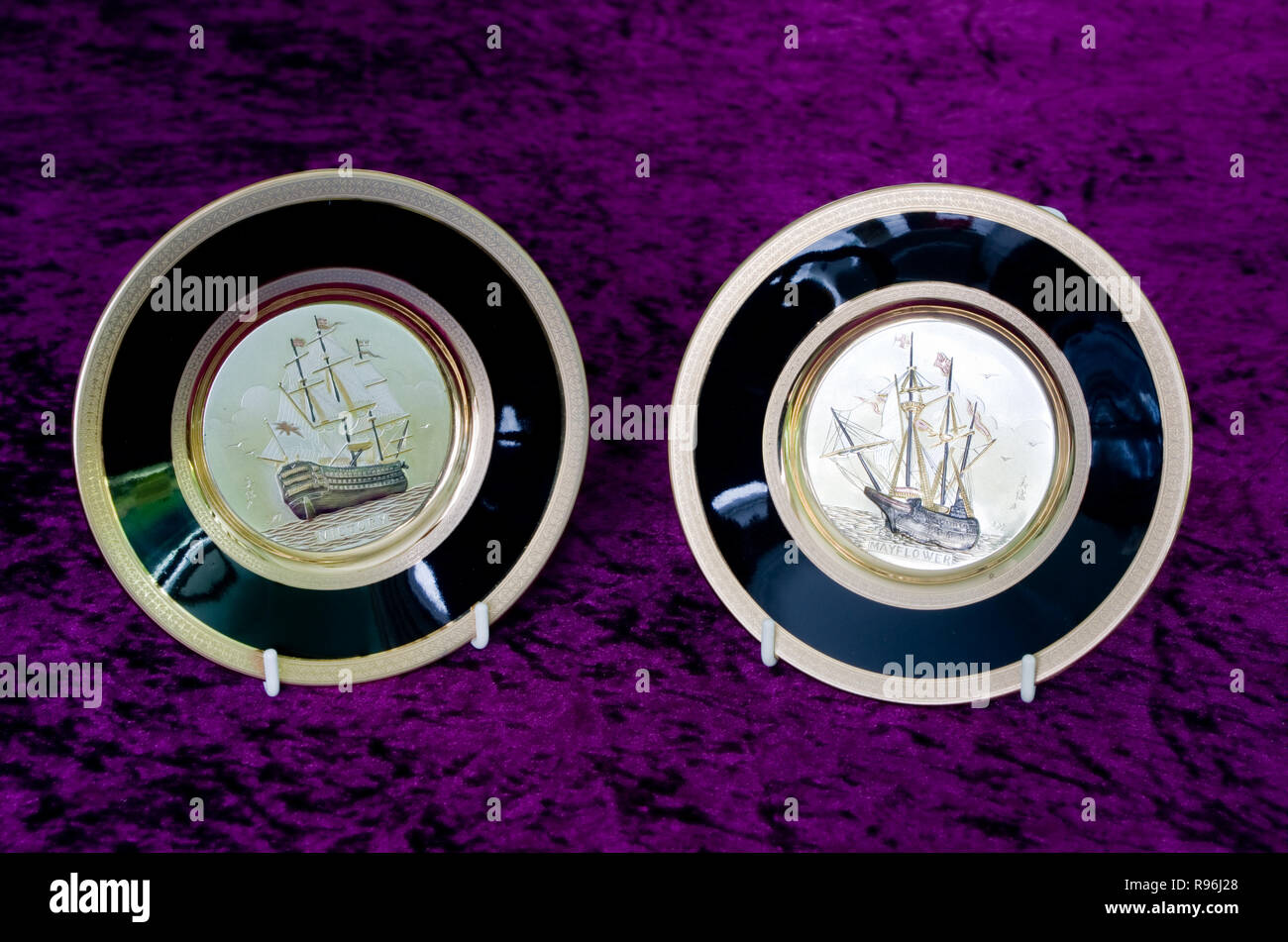 Chokin dekorative Platten dekoriert mit 24 Karat Blattgold Darstellung der Mayflower Schiff & die HMS Victory Stockfoto