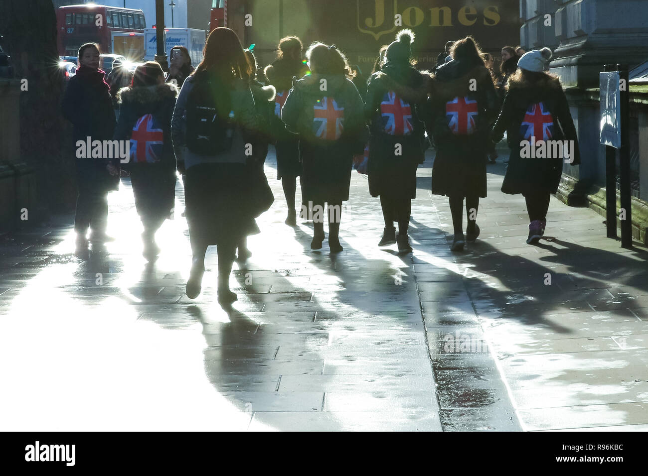 Vereinigtes Königreich. 19 Dez, 2018. Frauen mit Union Jack Rucksäcke auf einem hellen Morgen sind in Whitehall mit nur 100 Tage für Brexit, Großbritannien gesehen wird offiziell die Aufnahme in die Europäische Union vom 29. März 2019 und der britischen Regierung verlassen beiseite gesetzt hat Â £ 2 Milliarden für ein ''Keine'' Brexit. Credit: Dinendra Haria/SOPA Images/ZUMA Draht/Alamy leben Nachrichten Stockfoto