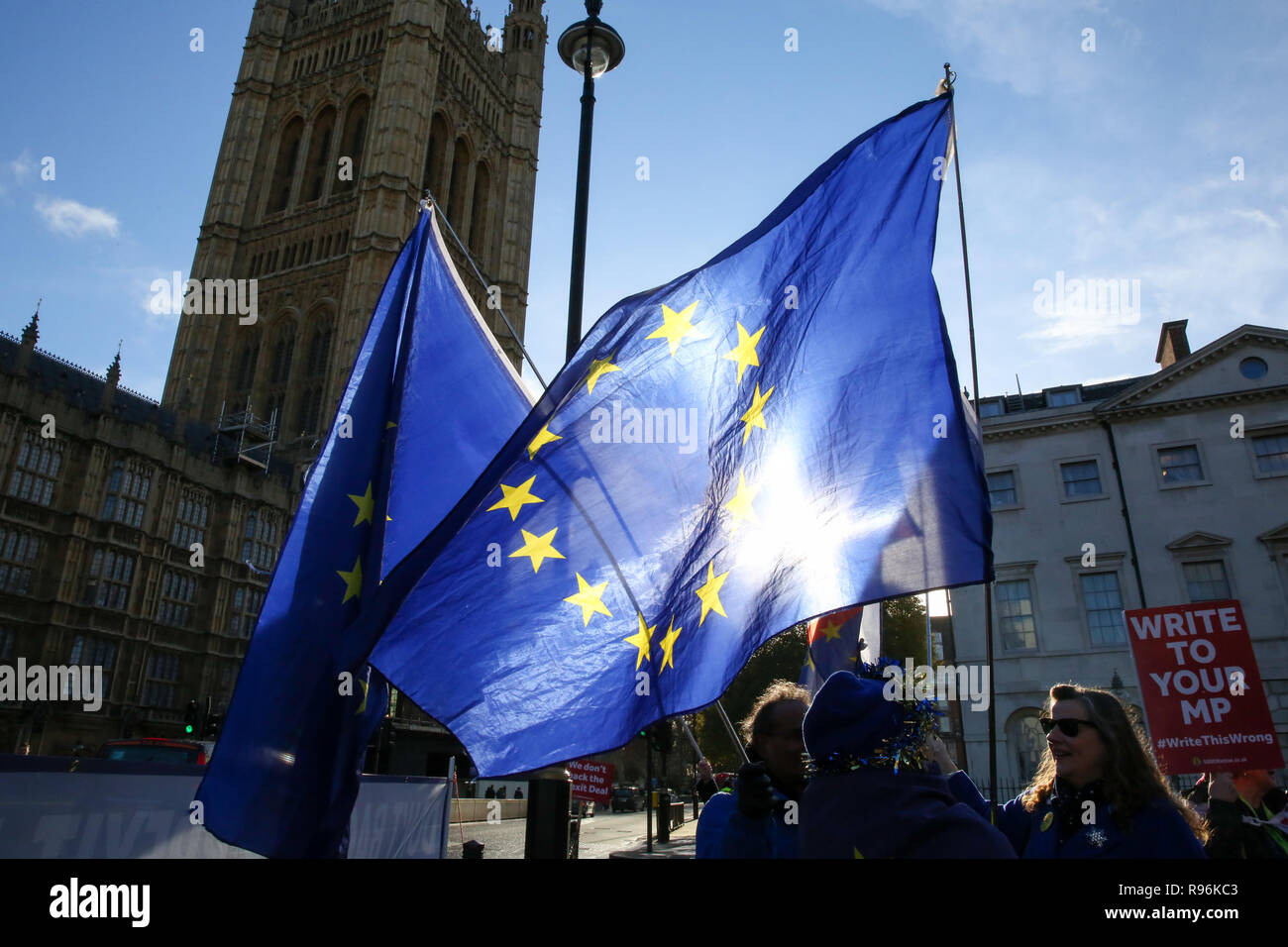 Vereinigtes Königreich. 19 Dez, 2018. Anti-Brexit Demonstranten gesehen protestieren schwenkten Fahnen der Europäischen Union außerhalb der Häuser des Parlaments mit nur 100 Tage für Brexit ist das Vereinigte Königreich offiziell die Aufnahme in die Europäische Union verlassen, indem Sie vom 29. März 2019 und der britischen Regierung beiseite gesetzt hat Â £ 2 Milliarden für ein ''Keine'' Brexit. Credit: Dinendra Haria/SOPA Images/ZUMA Draht/Alamy leben Nachrichten Stockfoto