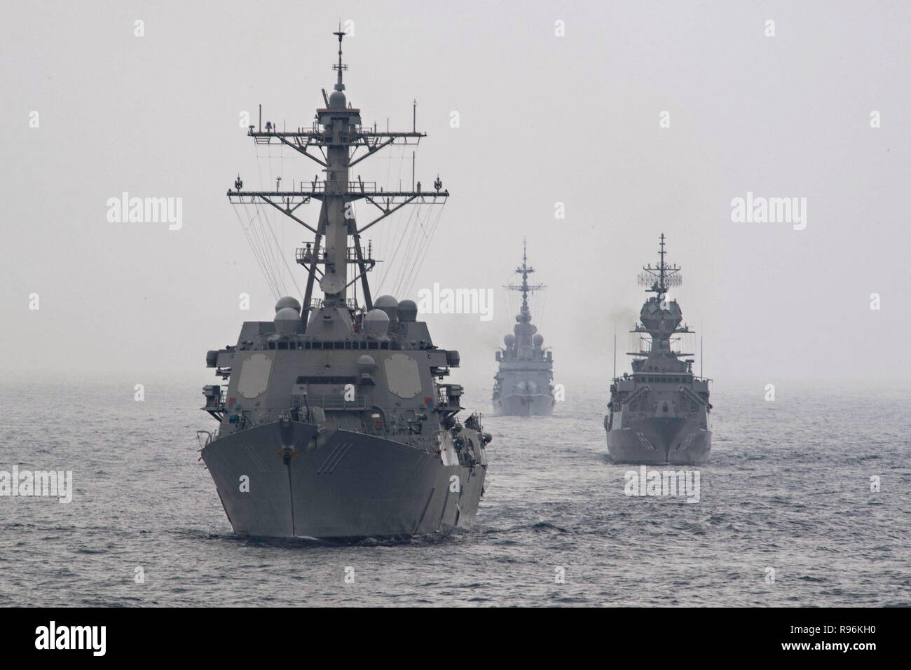 Die U.S Navy geführte Anti-raketen-Zerstörer USS Spruance, Links, führt die Royal Australian Navy HMAS Anzac-Klasse Fregatte Ballarat, und der Französischen Marine F70AA-Klasse air defence Zerstörer FS Cassard unterwegs bei Anti-U-Boot-Krieg übung SHAREM 195 Dezember 18, 2018 in das Arabische Meer. Stockfoto