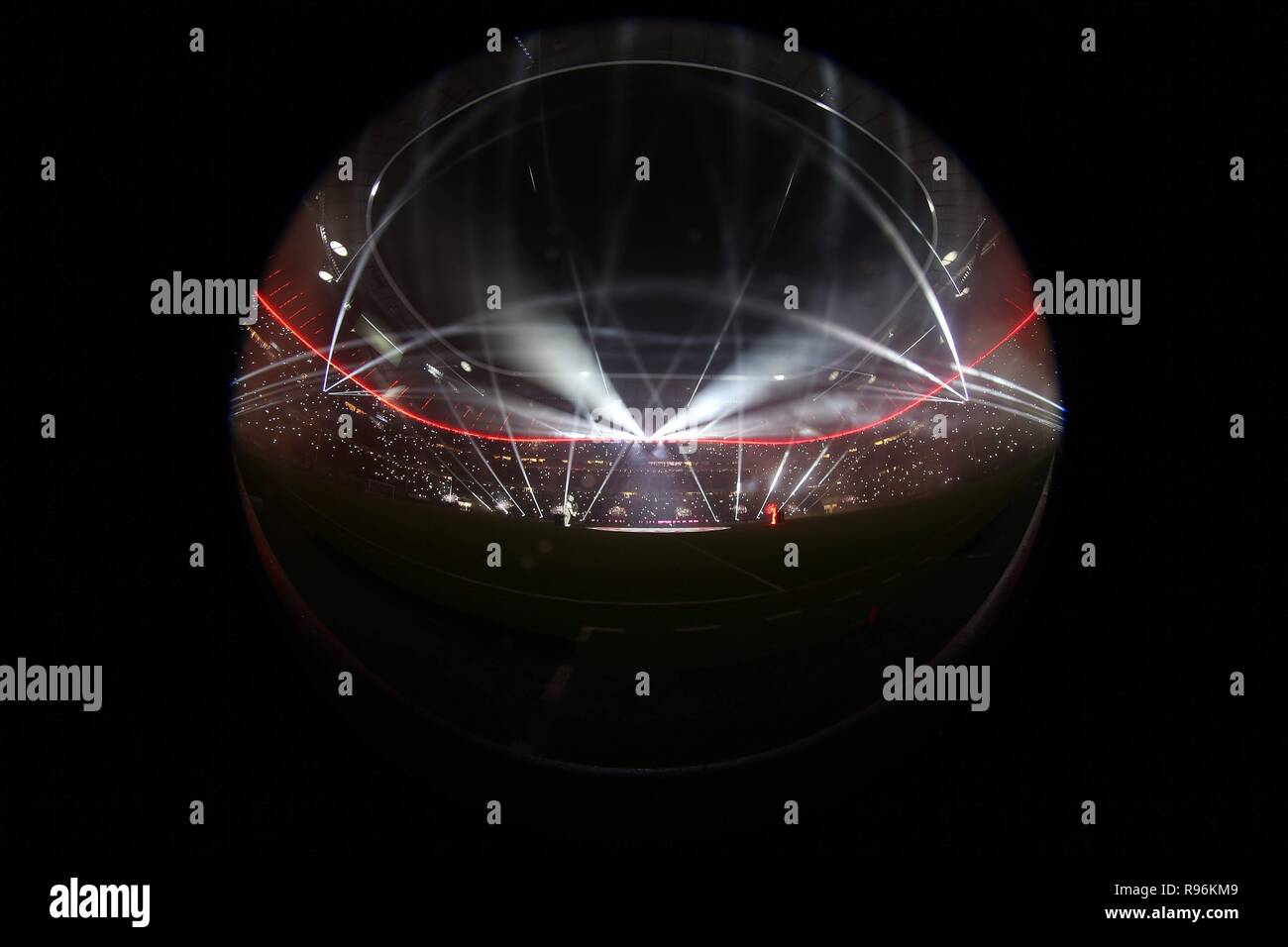 Firo: 19.12.2018, Fuvuball, 1.Bundesliga, Saison 2018/2019, FC Bayern München - RB Leipzig, Allianz Arena, Allgemein, Einleger, Funktion, FC Bayern München, München, Bayern München, Lichtshow, | Verwendung weltweit Stockfoto