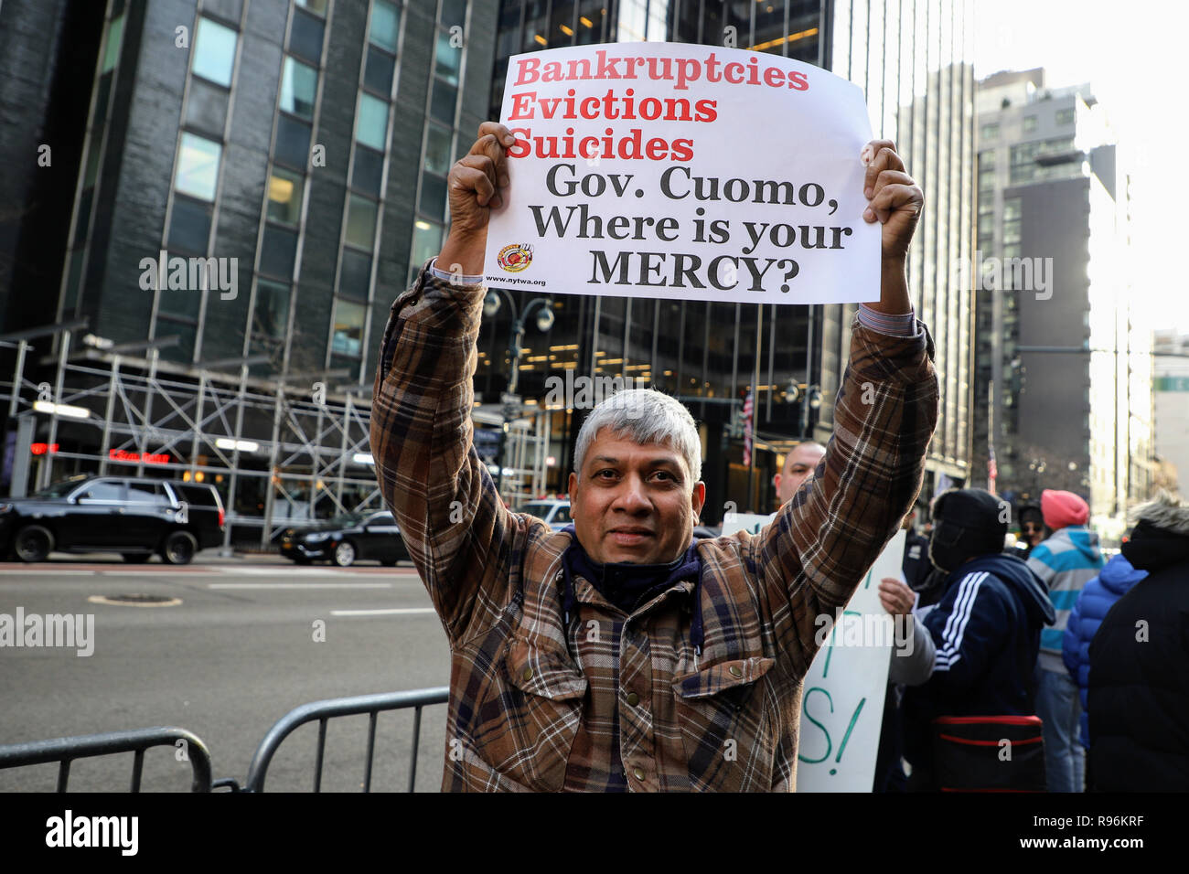 New York, NY 12/19/2018: Gelbe und grüne Cab Rallye heute gegenüber der Reg statt. Cuomo in Midtown. Etwa 60 Personen, wo gesammelt. Mit den neuen Aufpreis des Staates zu Reisen in Manhattan. Die Maßnahme, die Teil eines größeren Staus Preisangebot, werden Zuschläge an yellow cab hinzufügen, e-Hagel oder anderen Mietwagen reisen, Start, durch oder von einem Ende in einem benannten "parkraumbewirtschaftung" unterhalb der 96th Street in Manhattan Anfang Jan. 1. Credit: SCOOTERCASTER/Alamy leben Nachrichten Stockfoto