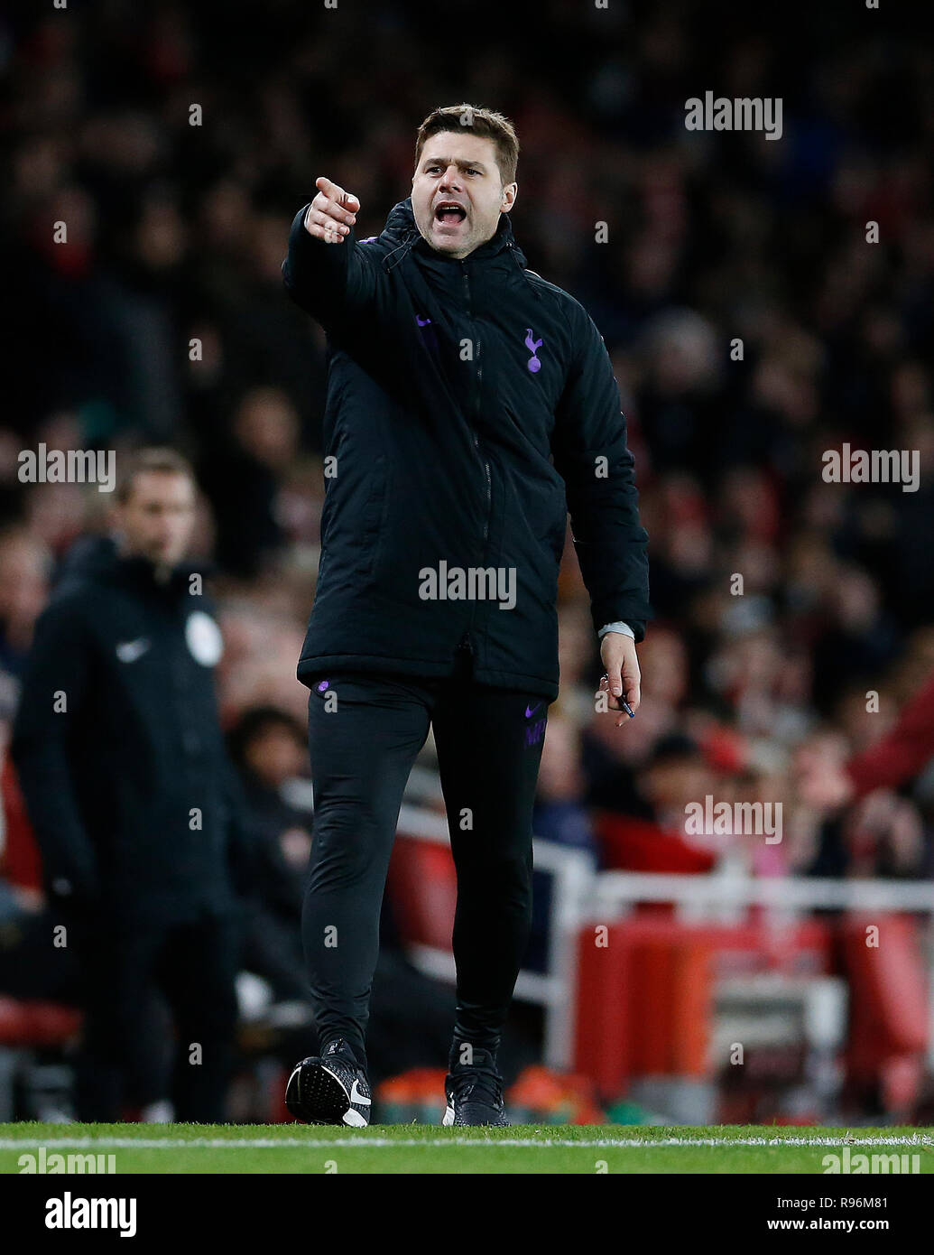 London, Großbritannien. 19 Dez, 2018. Tottenham Hotspur Manager Mauricio Pochettino reagiert während der carabao-Viertelfinale Spiel zwischen Arsenal und Tottenham Hotspur im Emirates Stadium in London, Großbritannien am Dez. 19, 2018. Tottenham Hotspur gewann 2-0. Quelle: Matthew Impey/Xinhua/Alamy leben Nachrichten Stockfoto