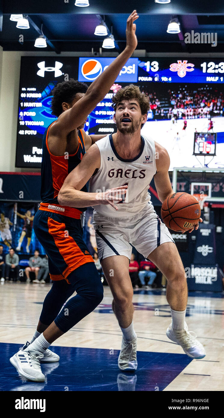 Moraga, CA USA 19 Dez, 2018. A. in der St. Mary's Center Jordan Jäger (1) treibt die Hoop beim Basketballspiel der NCAA Men zwischen der Bucknell University Bison und der Saint Mary's Gaels 85-56 Gewinn an McKeon Pavillon Moraga Calif Thurman James/CSM/Alamy leben Nachrichten Stockfoto