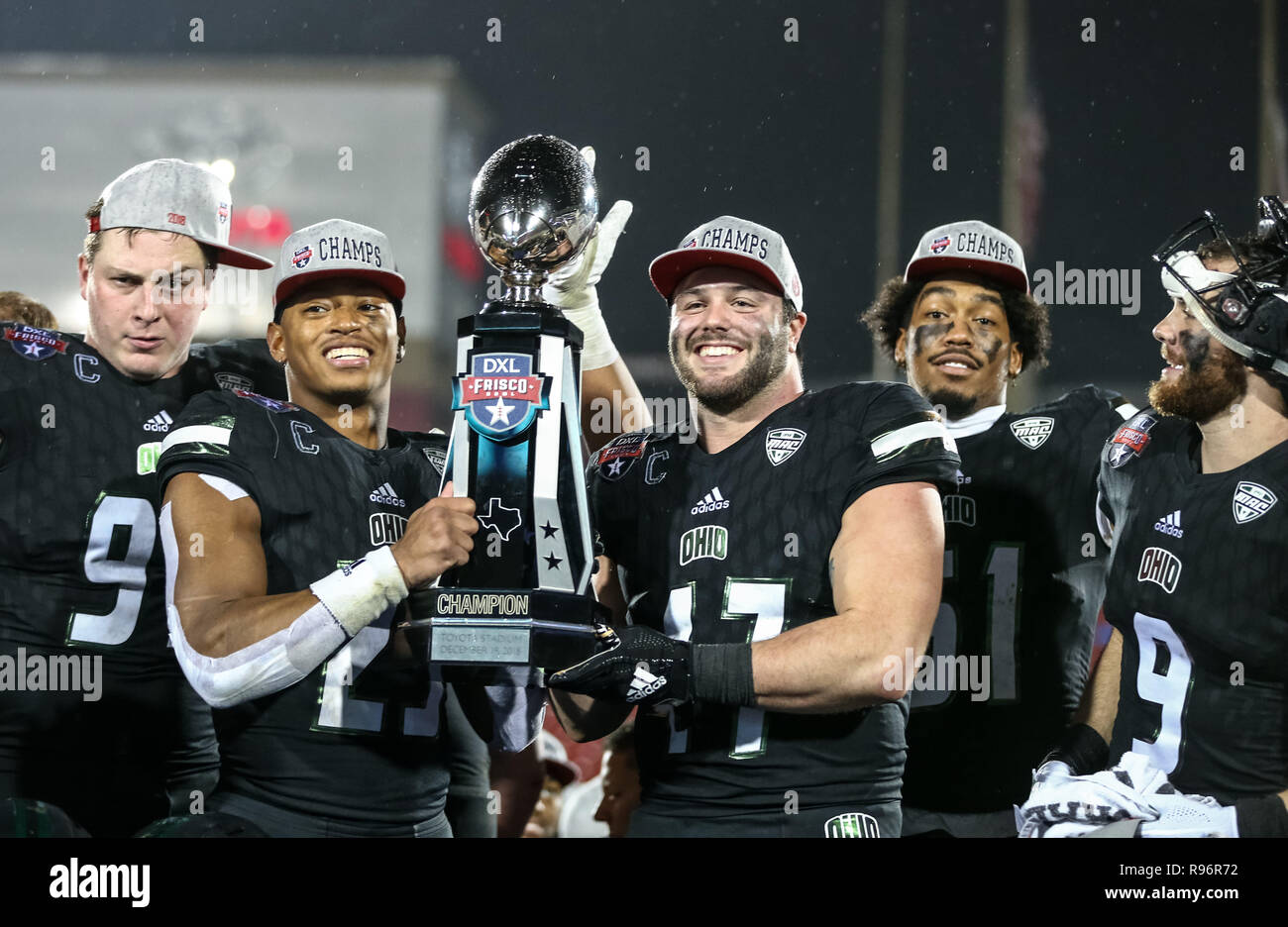 Ohio Bobcats Sicherheit Kylan Nelson (23) und Ohio Bobcats linebacker Evan Croutch (47) Halten Sie die Trophäe als Ohio Bobcats defensive lineman wird Evans (51) und Ohio Bobcats defensive lineman Kent Berger (97) Blick auf. während der dxl Frisco Schüssel Spiel zwischen der San Diego State Azteken vs Ohio Bobcats bei Toyota Stadion in Frisco, Texas. 19.12.2018. Manny Flores/Cal Sport Media. Stockfoto