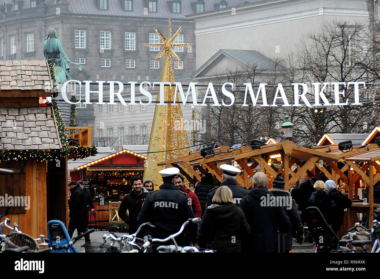 Kopenhagen, Dänemark. 20 Dez, 2018. Dänische Polizisten nehmen eine Routine Tour der Weihnachtsmarkt. Maßnahmen zur Gefahrenabwehr sind erhöht. Credit: Francis Joseph Dean/Deanpictures/Alamy leben Nachrichten Stockfoto