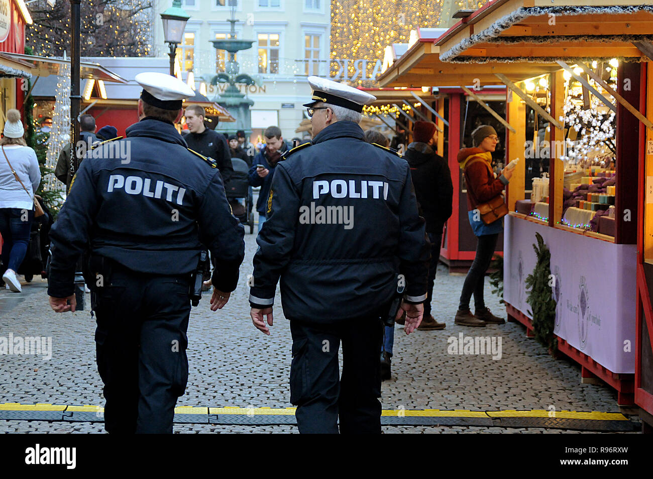 Kopenhagen, Dänemark. 20 Dez, 2018. Dänische Polizisten nehmen eine Routine Tour der Weihnachtsmarkt. Maßnahmen zur Gefahrenabwehr sind erhöht. Credit: Francis Joseph Dean/Deanpictures/Alamy leben Nachrichten Stockfoto