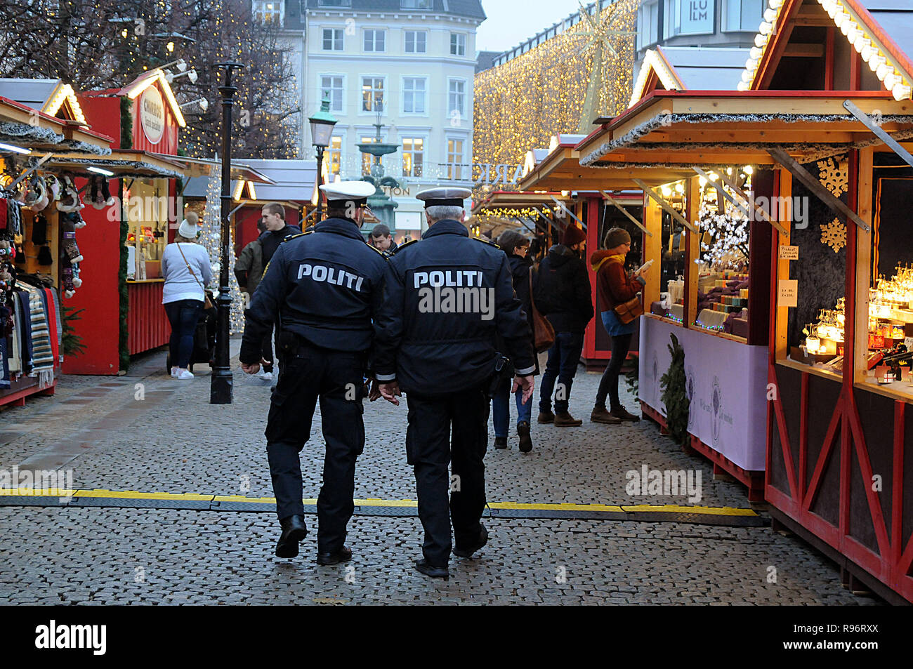 Kopenhagen, Dänemark. 20 Dez, 2018. Dänische Polizisten nehmen eine Routine Tour der Weihnachtsmarkt. Maßnahmen zur Gefahrenabwehr sind erhöht. Credit: Francis Joseph Dean/Deanpictures/Alamy leben Nachrichten Stockfoto