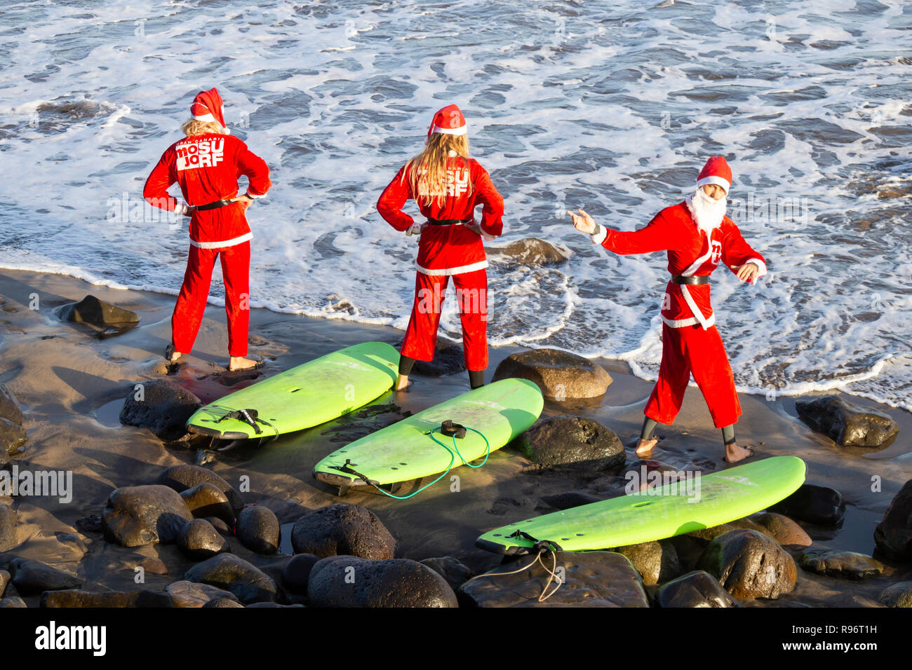 Las Palmas, Gran Canaria, Kanarische Inseln, Spanien. 20 Dez, 2018. Wetter: Surfen Weihnachtsmänner limbering auf dem Stadtstrand von Las Palmas auf einer herrlichen Morgen auf Gran Canaria. Credit: ALAN DAWSON/Alamy leben Nachrichten Stockfoto
