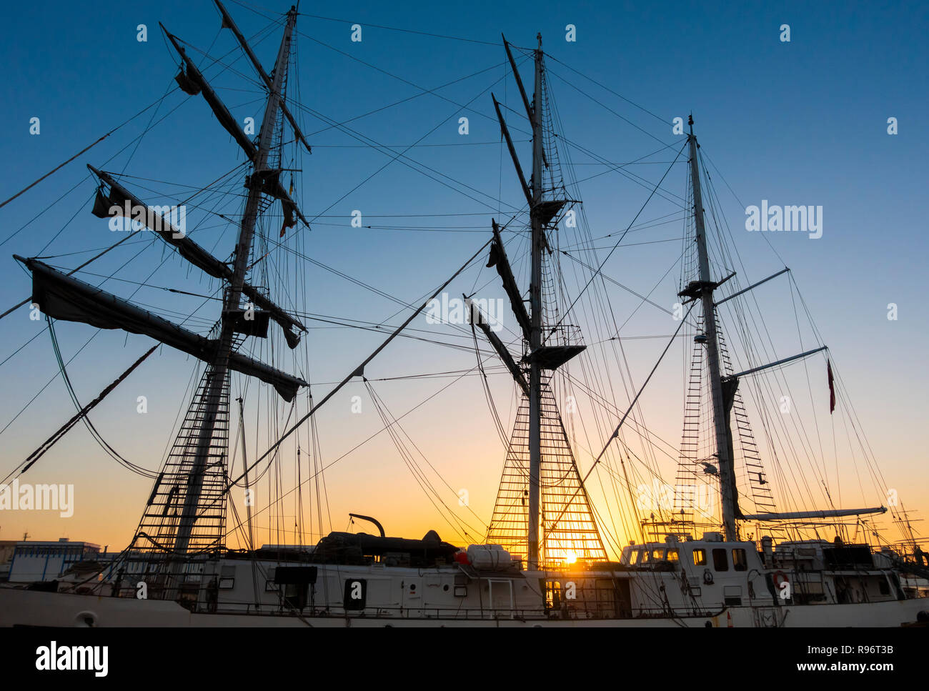 Las Palmas, Gran Canaria, Kanarische Inseln, Spanien. 20 Dez, 2018. Wetter: Die Sonne geht hinter Tall Ship STS Lord Nelson im Hafen von Las Palmas auf Gran Canaria. Das Lord Nelson ist ein Sail Training ship von der Jubilee Sailing Trust in Großbritannien betrieben. Credit: ALAN DAWSON/Alamy leben Nachrichten Stockfoto