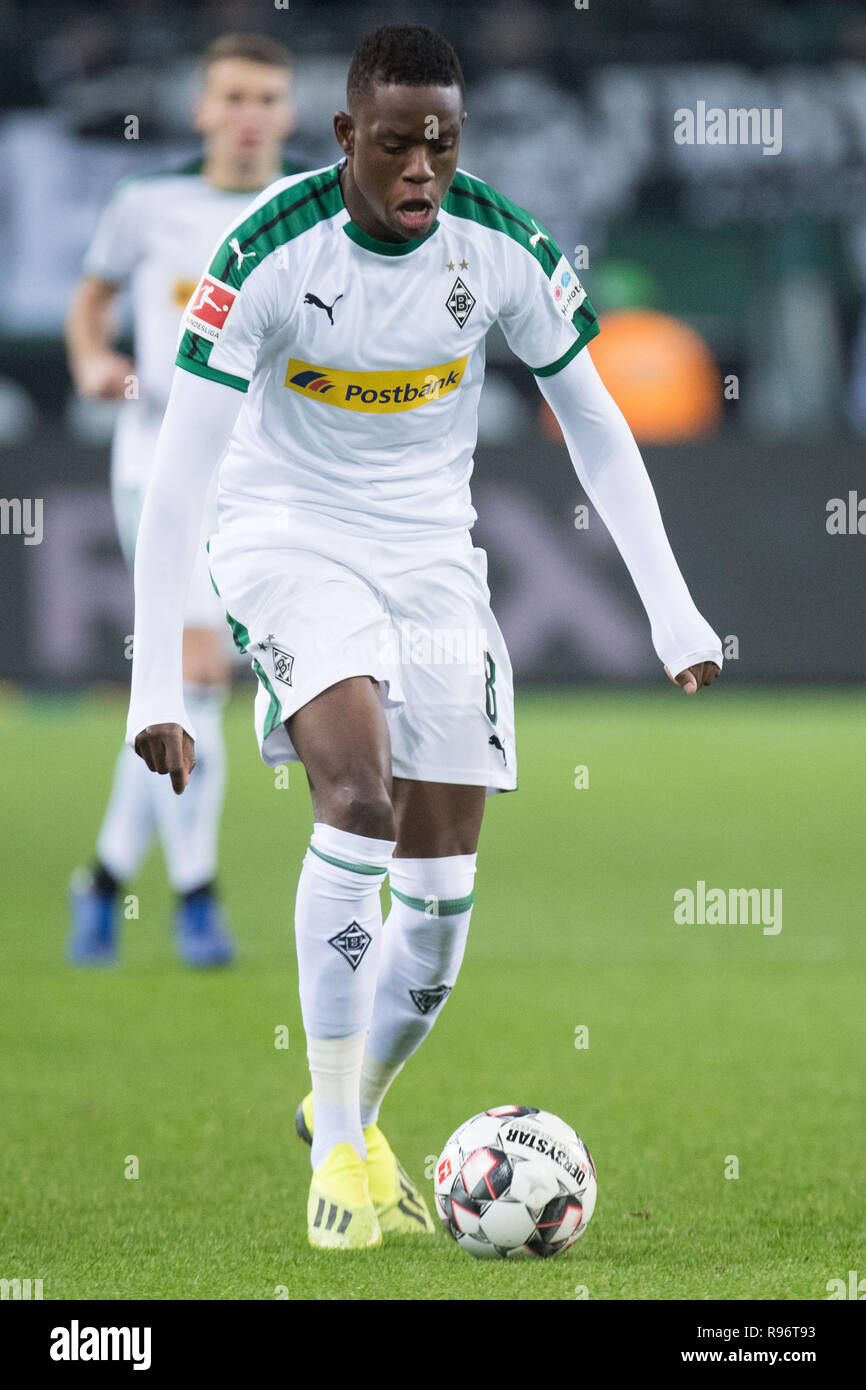 Borussia Mönchengladbach, Deutschland. 18 Dez, 2018. Denis ZAKARIA (MG) mit Kugel, einzelne Maßnahmen mit Kugel, Aktion, vollständige Abbildung, Porträt, Fußball 1. 1. Fussballbundesliga, 16. Spieltag, Borussia Mönchengladbach (MG) - FC Nürnberg (N) 2:0, am 18.12.2018 im Borussia Mönchengladbach/Deutschland. € | Nutzung der weltweiten Kredit: dpa/Alamy leben Nachrichten Stockfoto