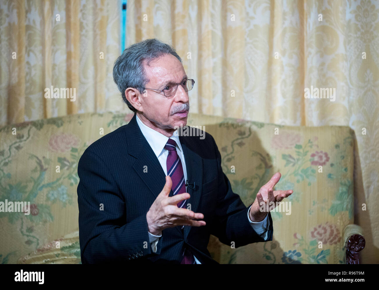 Peking, China. 20 Dez, 2018. Robert Lawrence Kuhn Kuhn, Vorsitzender der Stiftung, spricht in einem Interview mit der Nachrichtenagentur Xinhua in der Harvard University in Cambridge, Massachusetts, USA, 15. Oktober 2018. Quelle: Xinhua/Alamy leben Nachrichten Stockfoto