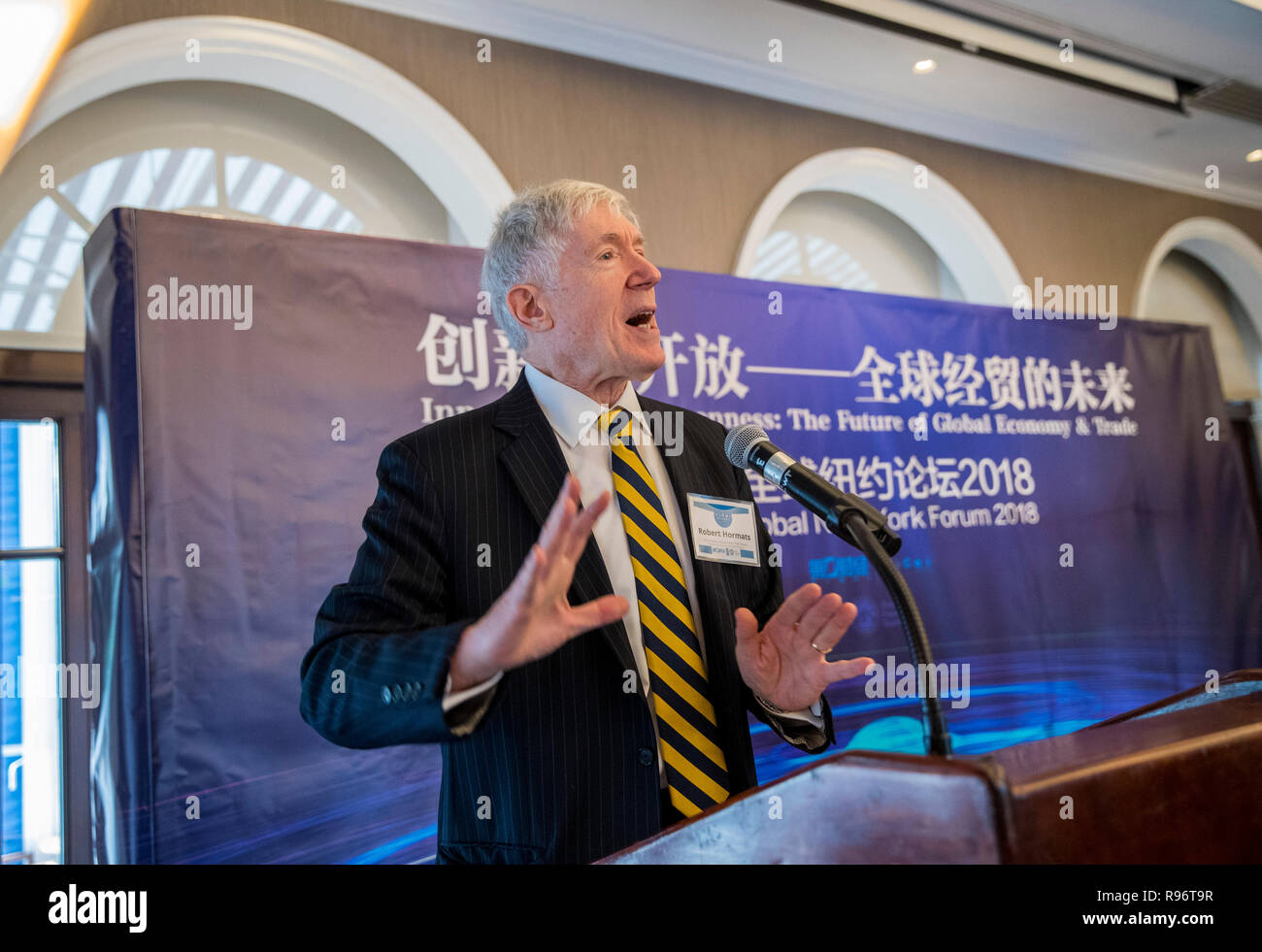 Peking, USA. 16 Okt, 2018. Robert Hormats, Vice Chairman der Beratungsunternehmen Kissinger Associates und auch eine enge Watcher von China, liefert eine Rede während eines Forums auf die globale Wirtschaft und Handel in New York gehalten, die Vereinigten Staaten, Oktober 16, 2018. Credit: Wang Ying/Xinhua/Alamy leben Nachrichten Stockfoto