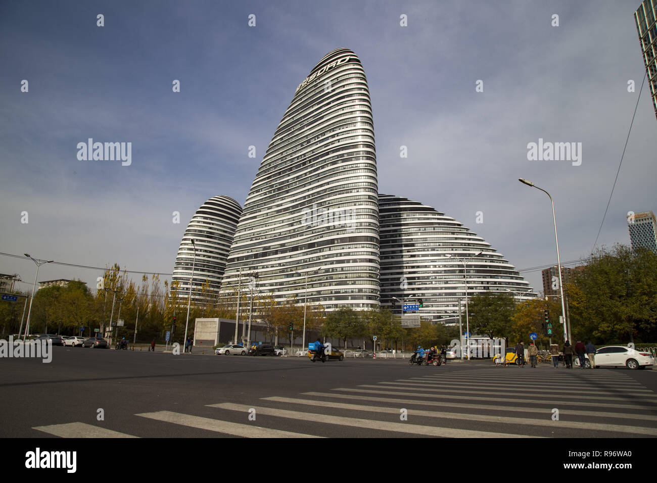 Dezember 20, 2018 - Beijin, Beijin, China - Peking, China - Wangjing SOHO ist ein Komplex von drei Kurvenförmige asymmetrische Wolkenkratzer in Wangjing, Peking, China. Nach Angaben von Zaha Hadid, der Architekt, Es ist ein ''Willkommen und Abschied von Peking''. Die Türme enthalten sowohl Büro- und Einzelhandelsflächen. Ursprünglich im SOHO als 2-Turm komplex, aber wegen der Höhe handelt es sich um eine drei-tower Projekt mit Türmen von geringere maximale Höhe neu gestaltet wurde. Eine der mehr als ein Dutzend Eigenschaften von SOHO China entworfen und entwickelt wurde, die Komplexe offiziell eröffnet am 20. September 2014. Der höchste von t Stockfoto