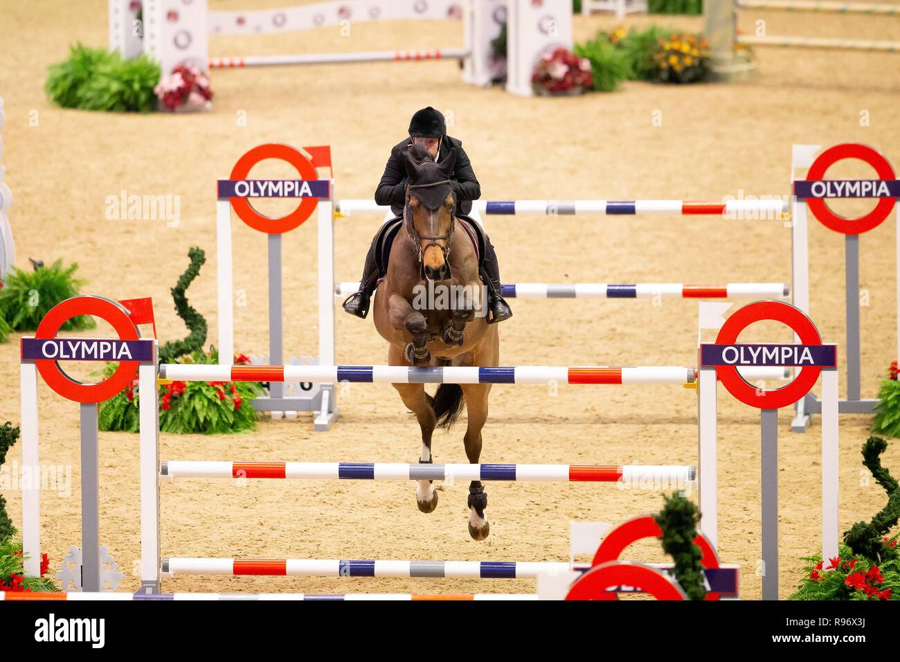 London, Großbritannien. 20. Dezember, 2018. 2. Platz. Robert Whitaker reiten Laufsteg IV. GBR. Santa Stakes. Springen. Olympia. Die London International Horse Show. London. UK. . Credit: Sport in Bildern/Alamy leben Nachrichten Stockfoto