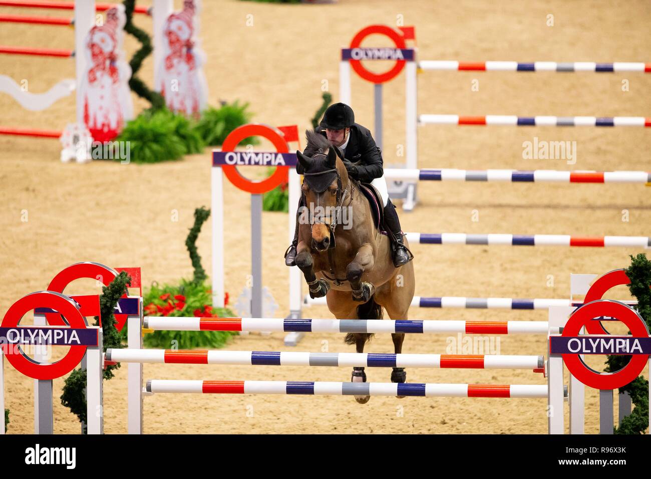 London, Großbritannien. 20. Dezember, 2018. 2. Platz. Robert Whitaker reiten Laufsteg IV. GBR. Santa Stakes. Springen. Olympia. Die London International Horse Show. London. UK. . Credit: Sport in Bildern/Alamy leben Nachrichten Stockfoto