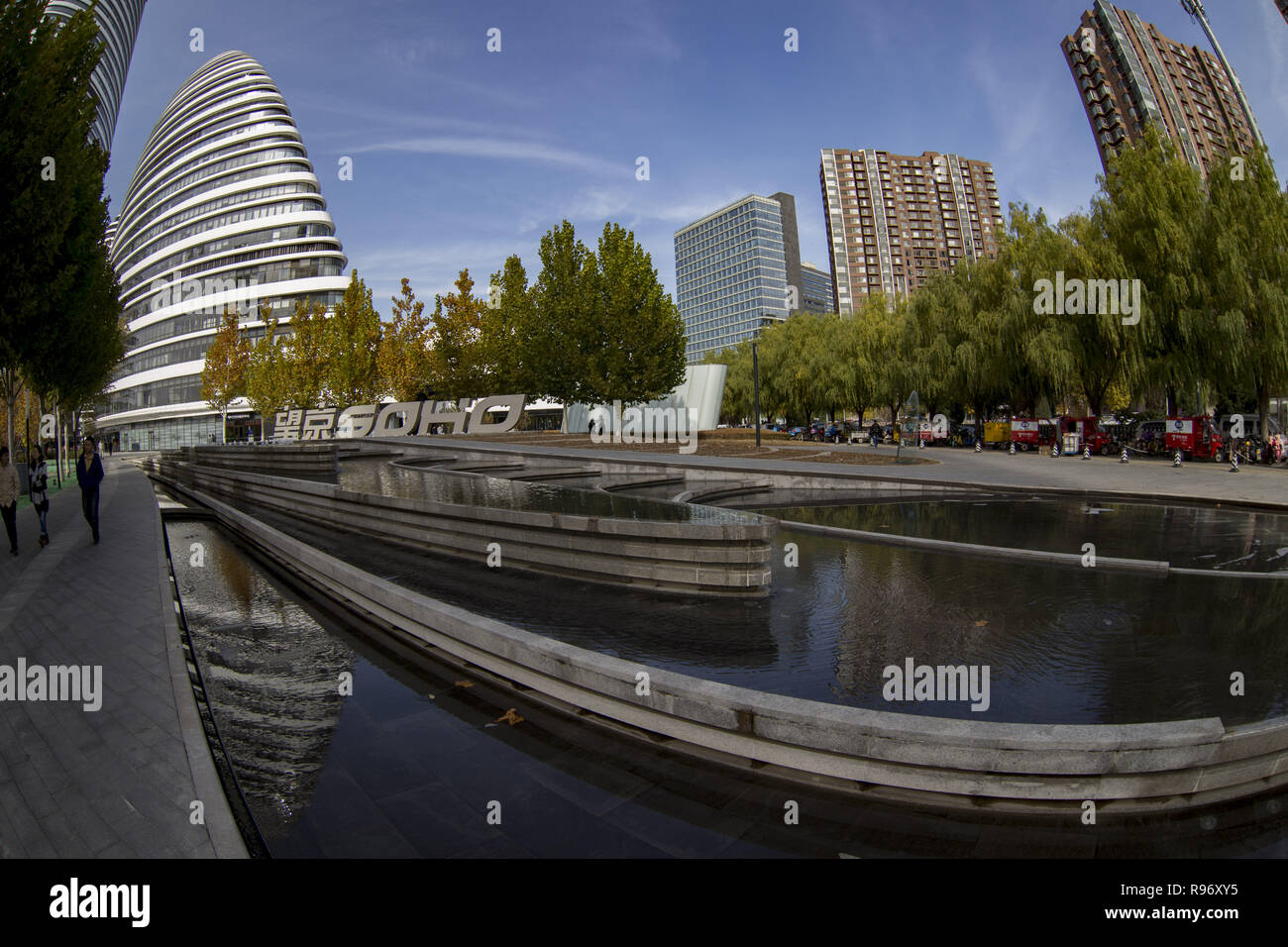 Beijin, Beijin, China. 20 Dez, 2018. Peking, China - Wangjing SOHO ist ein Komplex von drei Kurvenförmige asymmetrische Wolkenkratzer in Wangjing, Peking, China. Nach Angaben von Zaha Hadid, der Architekt, Es ist ein ''Willkommen und Abschied von Peking''. Die Türme enthalten sowohl Büro- und Einzelhandelsflächen. Ursprünglich im SOHO als 2-Turm komplex, aber wegen der Höhe handelt es sich um eine drei-tower Projekt mit Türmen von geringere maximale Höhe neu gestaltet wurde. Eine der mehr als ein Dutzend Eigenschaften von SOHO China entworfen und entwickelt wurde, die Komplexe offiziell eröffnet am 20. September 2014. Der höchste von t Stockfoto