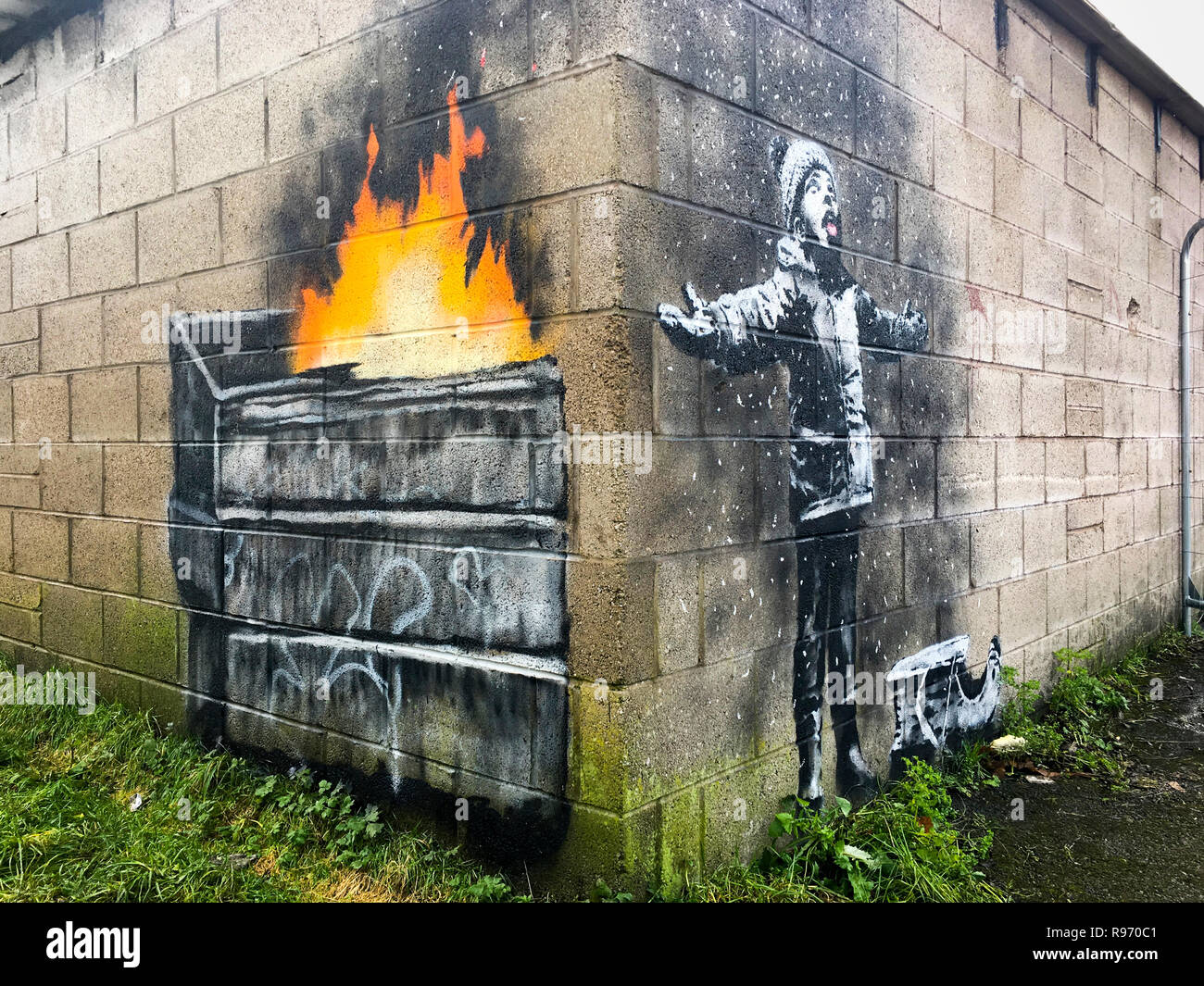 Die Menschenmassen sehen Banksys „Seasons Greetings“-Kunstwerk in Port Talbot, Wales, Großbritannien. Dezember 2018. Kredit: Phillip Roberts Stockfoto