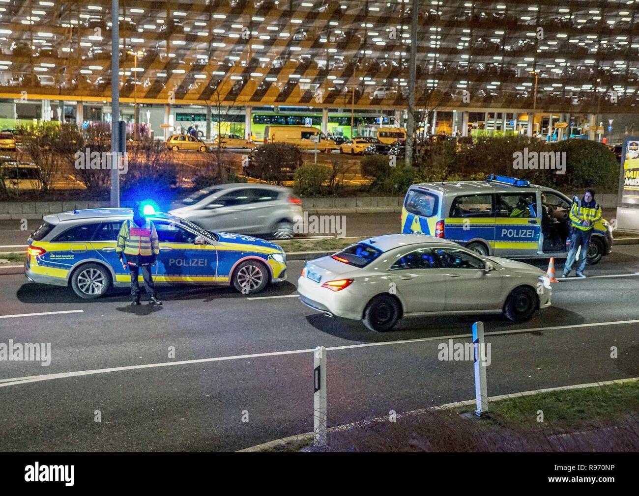 Stuttgart, Deutschland. 20 Dez, 2018. Polizei Kontrolle eine Zufahrtsstraße zum Flughafen. Maßnahmen zur Gefahrenabwehr zu folgenden Berichte von Spionage am Flughafen erhöht. Quelle: Sven Kohls/SDMG/dpa/Alamy leben Nachrichten Stockfoto