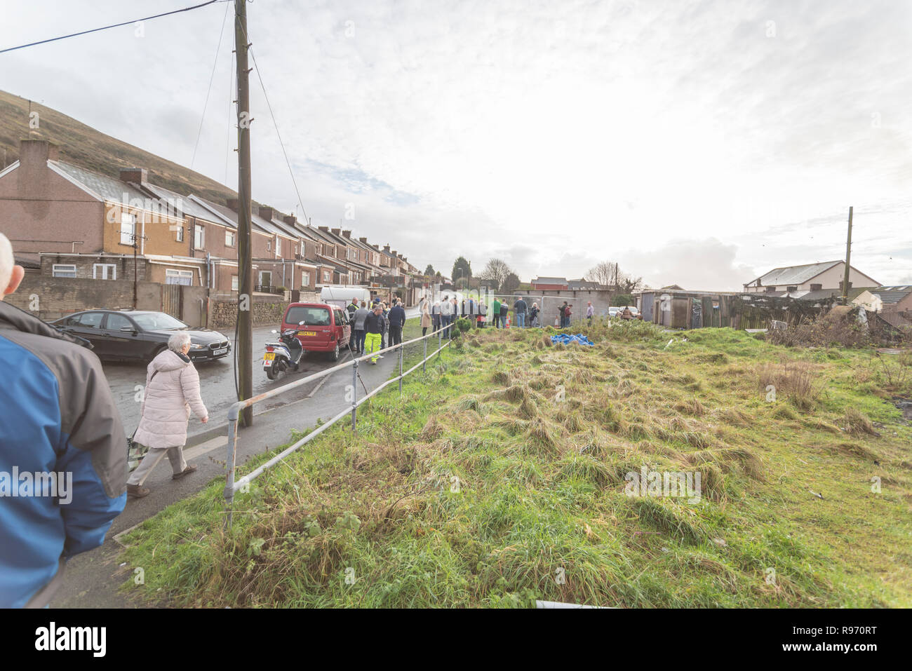 Die Menschenmassen sehen Banksys „Seasons Greetings“-Kunstwerk in Port Talbot, Wales, Großbritannien. Dezember 2018. Kredit: Phillip Roberts Stockfoto