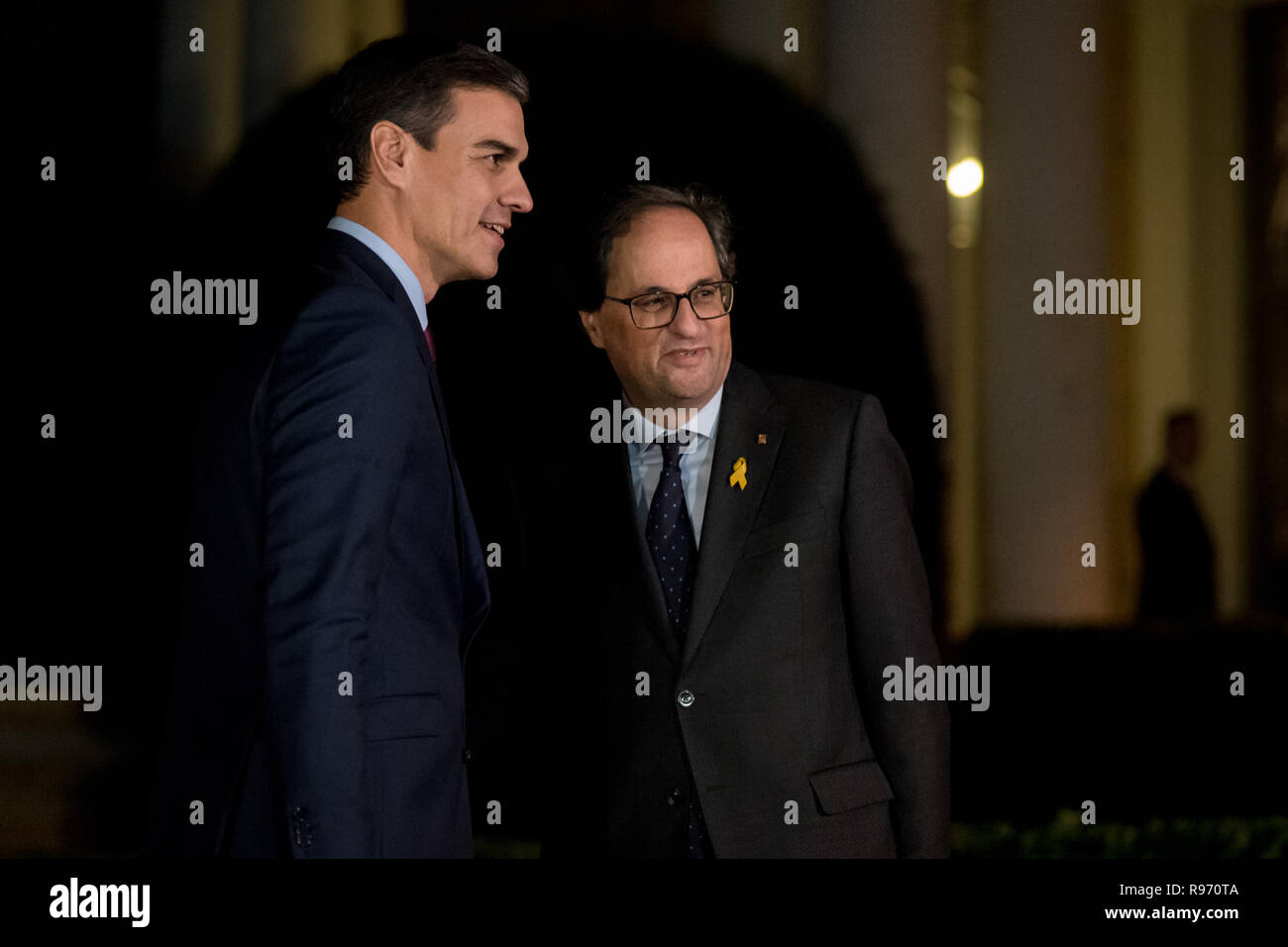 Dezember 20, 2018 - Barcelona, Katalonien, Spanien - der spanische Ministerpräsident Pedro Sanchez (L) und Katalanisch Regional President QUIM TORRA (R) grüße jeden anderen Momente vor einem Treffen in Barcelona halten. Die spanische Regierung und die katalanische Regierung vereinbart, eine gemeinsame Sitzung in Barcelona zu halten inmitten der Krise durch die Unabhängigkeit Bestrebungen der katalanischen Region (Bild: © Jordi Boixareu/ZUMA Draht) Stockfoto