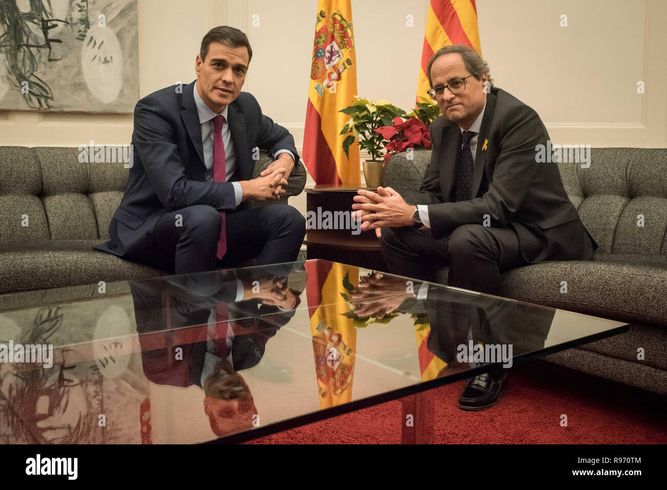 Dezember 20, 2018 - Barcelona, Katalonien, Spanien - der spanische Ministerpräsident Pedro Sanchez (L) und Katalanisch Regional President QUIM TORRA (R) Momente vor einem Treffen in Barcelona halten. Die spanische Regierung und die katalanische Regierung vereinbart, eine gemeinsame Sitzung in Barcelona zu halten inmitten der Krise durch die Unabhängigkeit Bestrebungen der katalanischen Region (Bild: © Jordi Boixareu/ZUMA Draht) Stockfoto