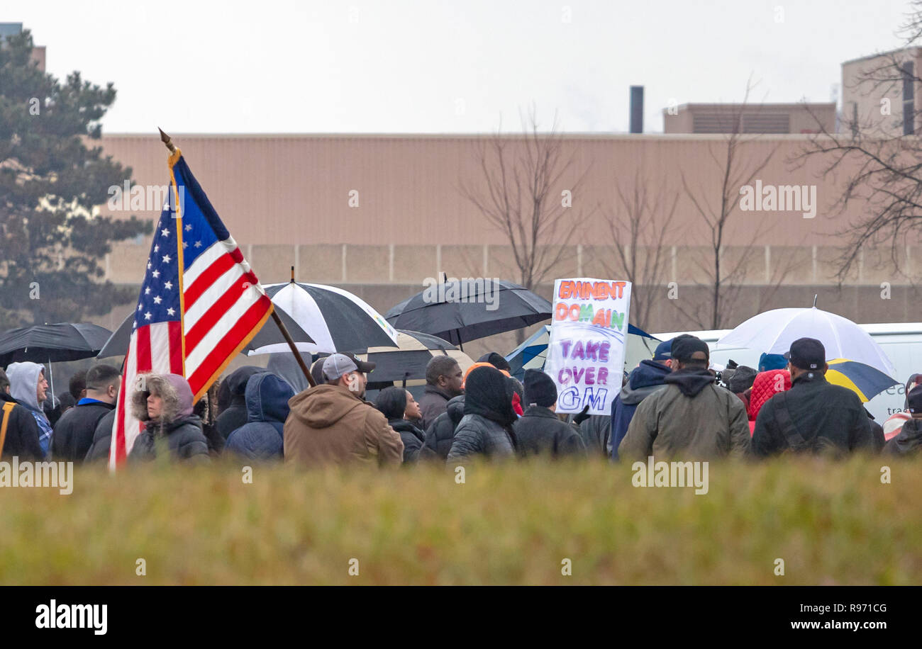 Detroit, Michigan, USA - 20. Dezember 2018 - die Mitglieder der United Auto Workers einen Parkplatz rally Plan von General Motors zu widersetzen, die Detroit-Hamtramck Poletown Werk (das Werk), die den Chevrolet Volt und andere Fahrzeuge macht zu schließen. 1980, GM überzeugte die Stadt Detroit Enteignung zu verwenden, um die blühenden Poletown Nachbarschaft von 1.500 Wohnungen, 144 Unternehmen und 16 Kirchen Raum für die Einrichtung zu machen. Quelle: Jim West/Alamy leben Nachrichten Stockfoto
