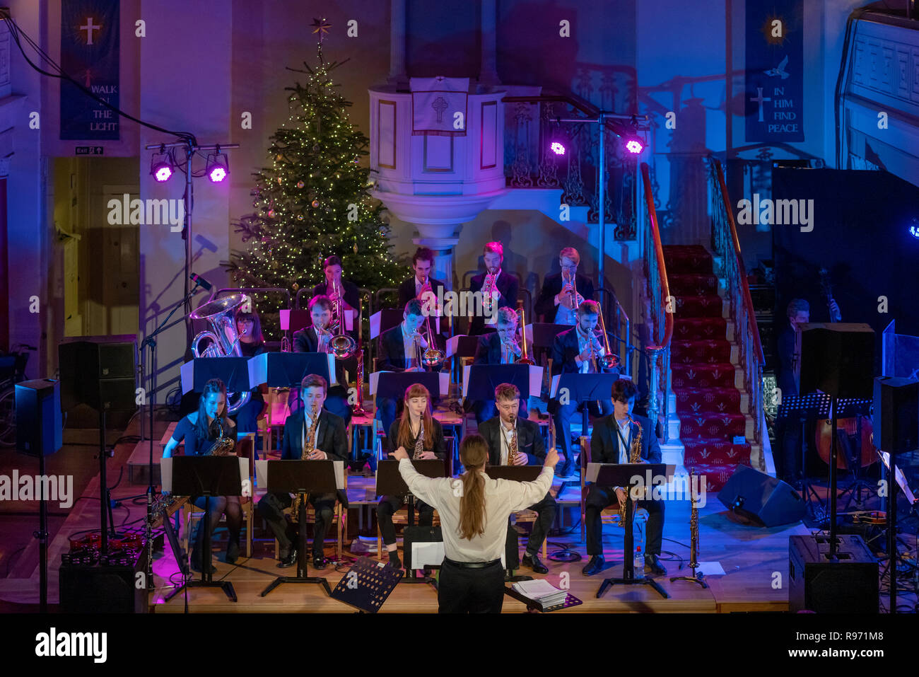 Elgin, Moray, Schottland, Großbritannien. 20. Dezember, 2018. Dies ist aus alten Brunnen Jazz Orchestra! Jetzt in seinem vierten Jahr Weihnachtskonzert in St. Giles Church, Elgin, Moray, Schottland Donnerstag, den 20. Dezember 2018. Es ist die Unterstützung von Lucy's auch dieses Jahr wieder kämpfen. Von Lucy Lintott im Jahr 2013 gestartet, Lucy's Kampf ist eine örtliche Wohltätigkeitsorganisation, die darauf abzielt, das Bewusstsein der Motoneurone zu erhöhen. In den letzten vier Jahren hat sie über £ 170.000 für MND Schottland angehoben. Veranstalter der lassen Sie es Snow 2018 Credit: JASPERIMAGE/Alamy leben Nachrichten Stockfoto