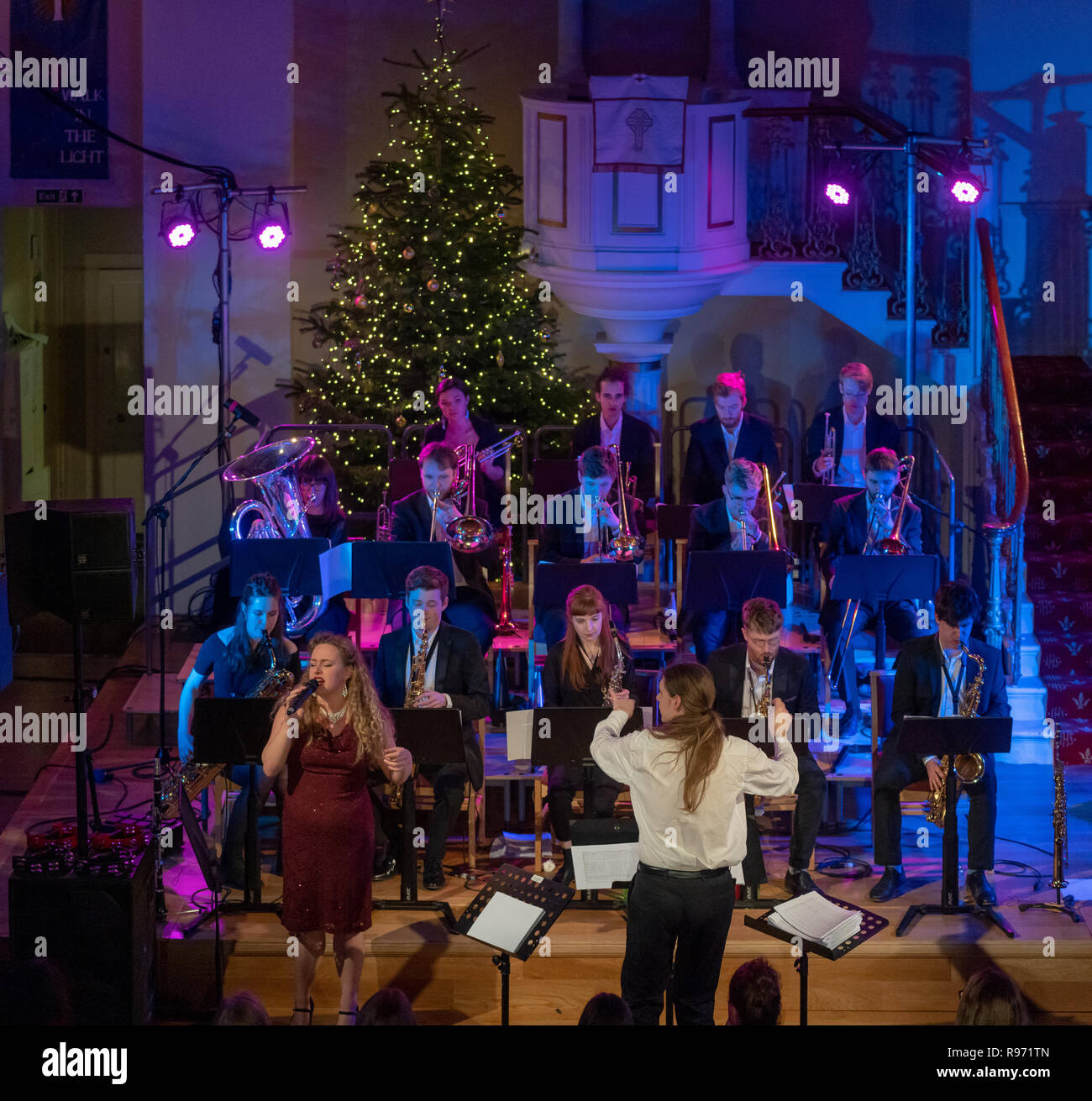 Elgin, Moray, Schottland, Großbritannien. 20. Dezember, 2018. Dies ist aus alten Brunnen Jazz Orchestra! Jetzt in seinem vierten Jahr Weihnachtskonzert in St. Giles Church, Elgin, Moray, Schottland Donnerstag, den 20. Dezember 2018. Es ist die Unterstützung von Lucy's auch dieses Jahr wieder kämpfen. Von Lucy Lintott im Jahr 2013 gestartet, Lucy's Kampf ist eine örtliche Wohltätigkeitsorganisation, die darauf abzielt, das Bewusstsein der Motoneurone zu erhöhen. In den letzten vier Jahren hat sie über £ 170.000 für MND Schottland angehoben. Veranstalter der lassen Sie es Snow 2018 Credit: JASPERIMAGE/Alamy leben Nachrichten Stockfoto