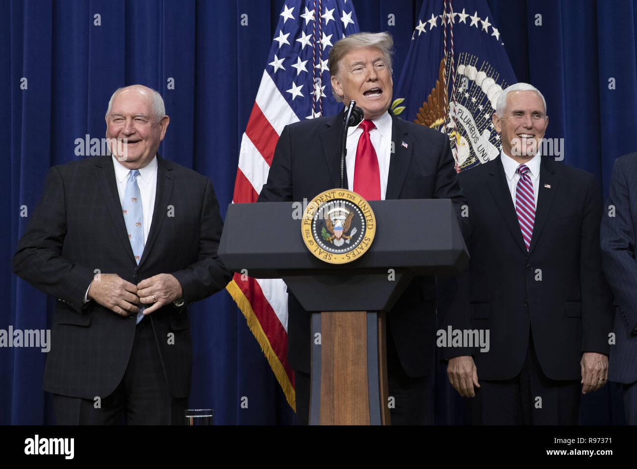 Washington, District of Columbia, USA. 20 Dez, 2018. US-Präsident Donald Trump liefert Erläuterungen, flankiert von US Vice President Mike Pence, rechts, und Sekretär für Landwirtschaft Sonny Perdue, Links, vor der Farm Bill Unterzeichnung in Gesetz im Weißen Haus. Credit: Alex Edelman/CNP/ZUMA Draht/Alamy leben Nachrichten Stockfoto