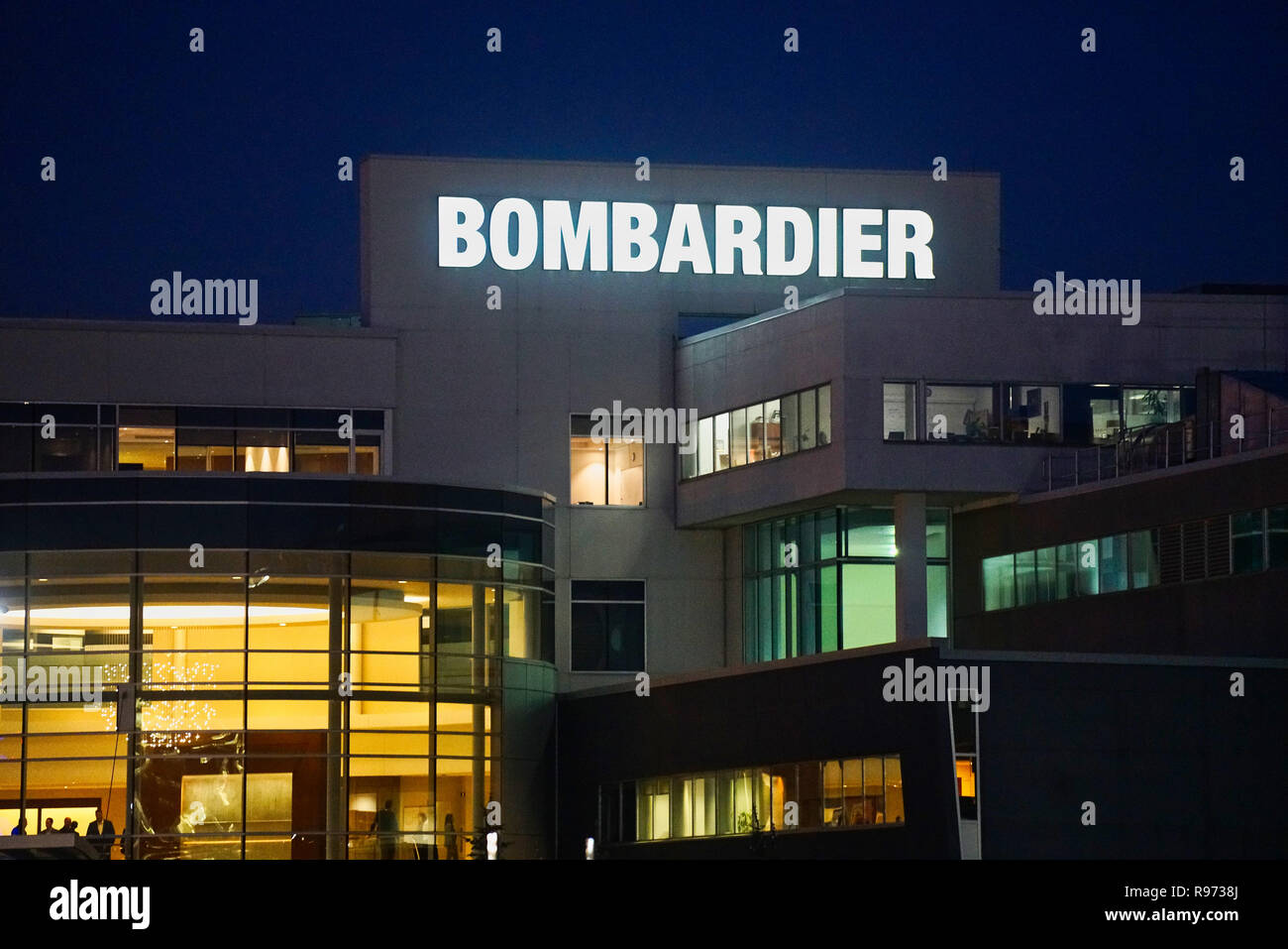 Montreal, Kanada, 20. Dezember 2018. Der Flugzeughersteller Bombardier Werk in der Nacht. Credit: Mario Beauregard/Alamy leben Nachrichten Stockfoto