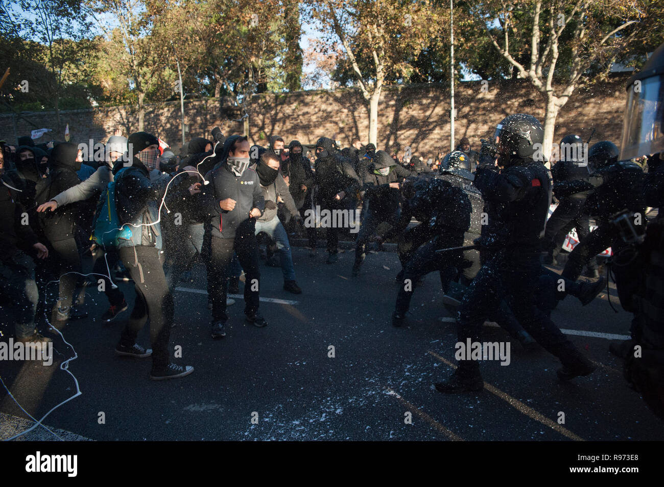 Barcelona 21. Dezember, 2018. Katalanischen Aktivisten zugunsten der Unabhängigkeit Protest vor dem Gebäude der "Llotja de Mar" in Barcelona, wo der Ministerrat in einer außerordentlichen Weise erfüllt hat. Der Tagung des Rates der Minister wird in Katalonien, nur ein Jahr nach der Landtagswahl von der vorherigen Regierung gemäß Artikel 155 der Verfassung einberufen. Charlie Perez/Alamy leben Nachrichten Stockfoto